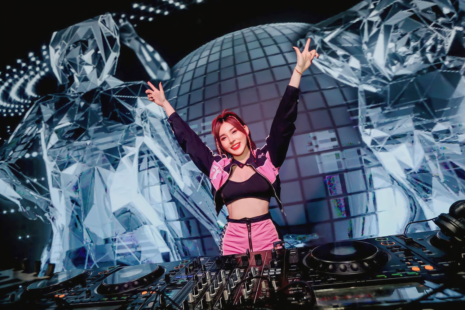 DJ T Tina xuất hiện trên tạp chí Kpop Times của Hàn Quốc cùng loạt idol Kpop - ảnh 1