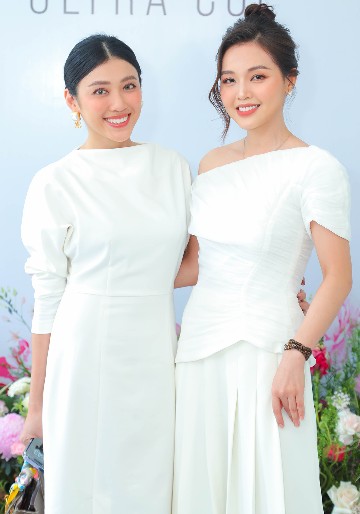MC Yumi Dương và ca sĩ Linh Phi (vợ diễn viên Quang Tuấn) cùng lựa chọn trang phục tông trắng thanh lịch.