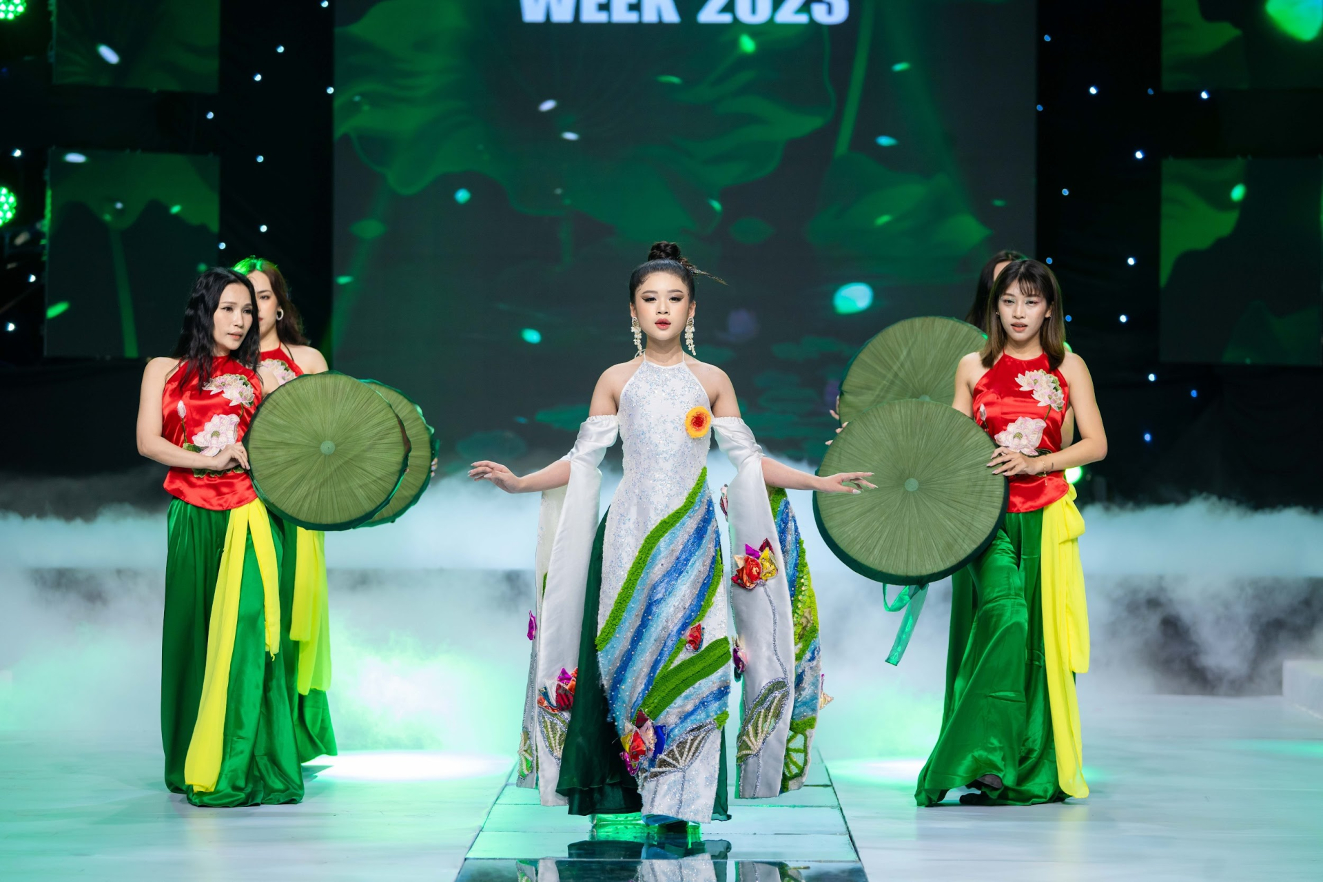 BST mang đâm nét dân gian đương đại với sự kết hợp tinh tế giữa họa tiết hoa sen- quốc hoa của Việt Nam cùng với thế giới sắc màu sang trọng của chất liệu gấm.