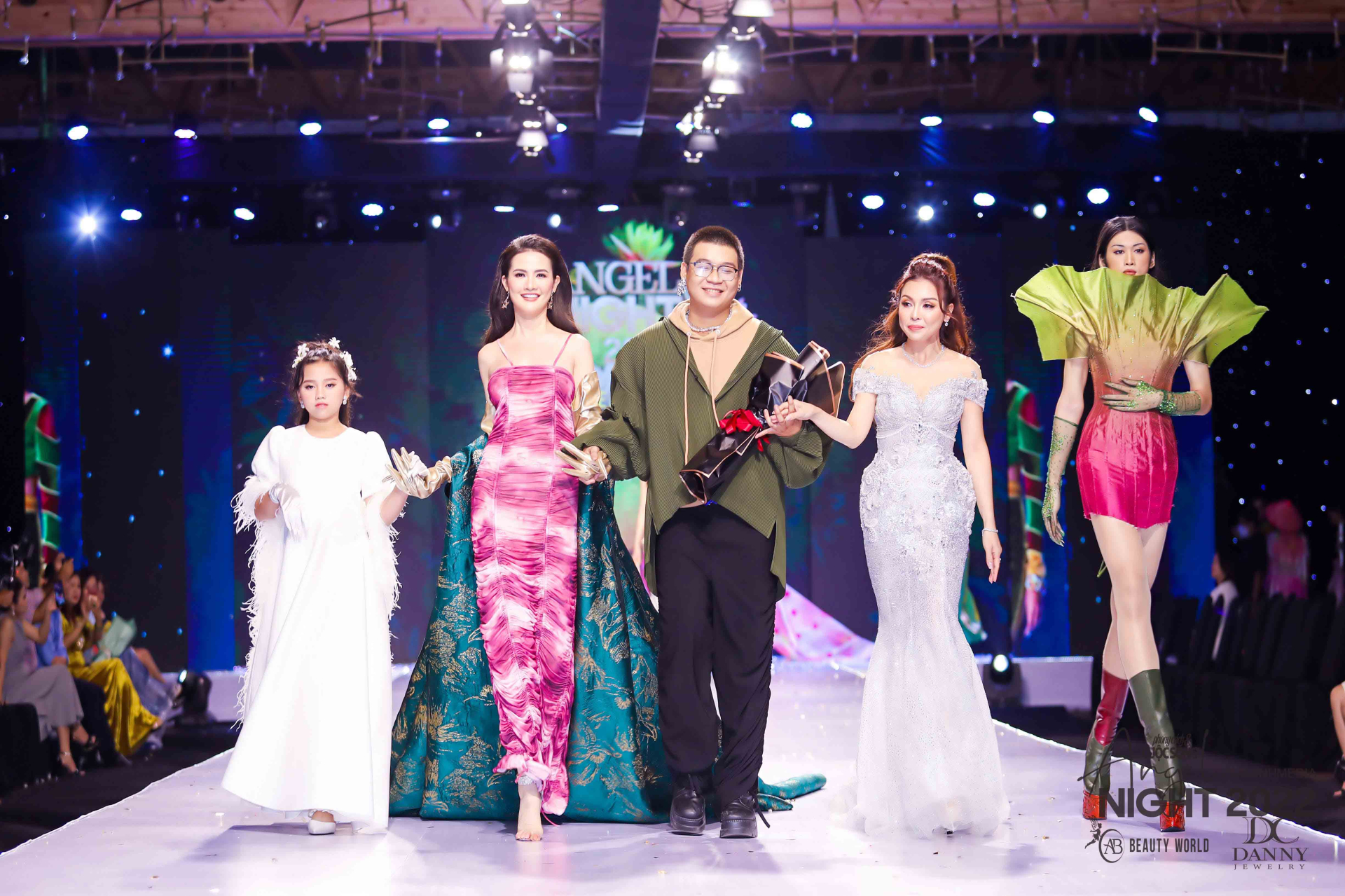 Lần thực hiện cộng tác cùng NTK Thạch Linh đã giúp Nguyễn Hùng Bảo có cơ hội được kết hợp cùng Hoa hậu Bảo Ngọc cho màn trình diễn ấn tượng vừa qua.