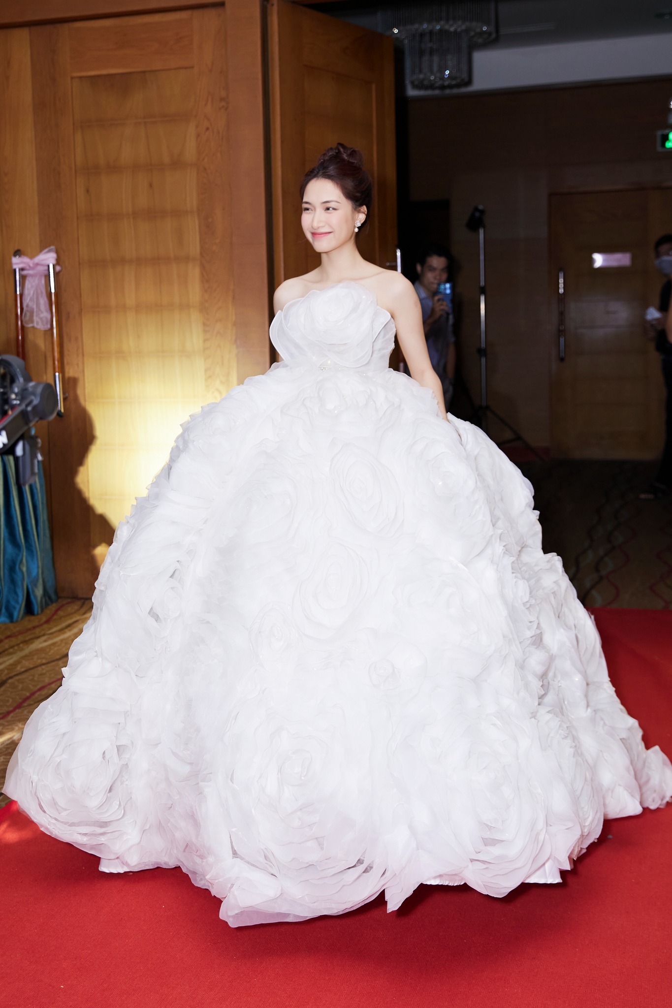 Được thiết kế theo dạng váy hoa xòe lớn, chiếc váy có nhiều chi tiết được làm thủ công tỉ m, Hòa Minzy gây ấn tượng lộng lẫy như công chúa.