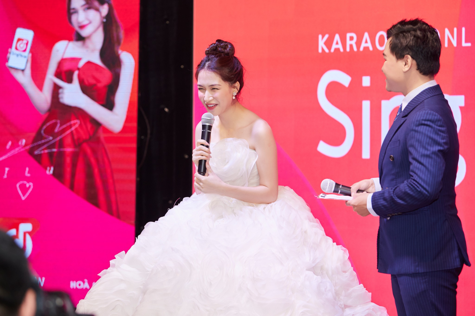 Chiếc đầm của Hòa Minzy được gắn rất nhiều đèn để nữ ca sĩ có thể 'phát sáng' trên sân khấu.