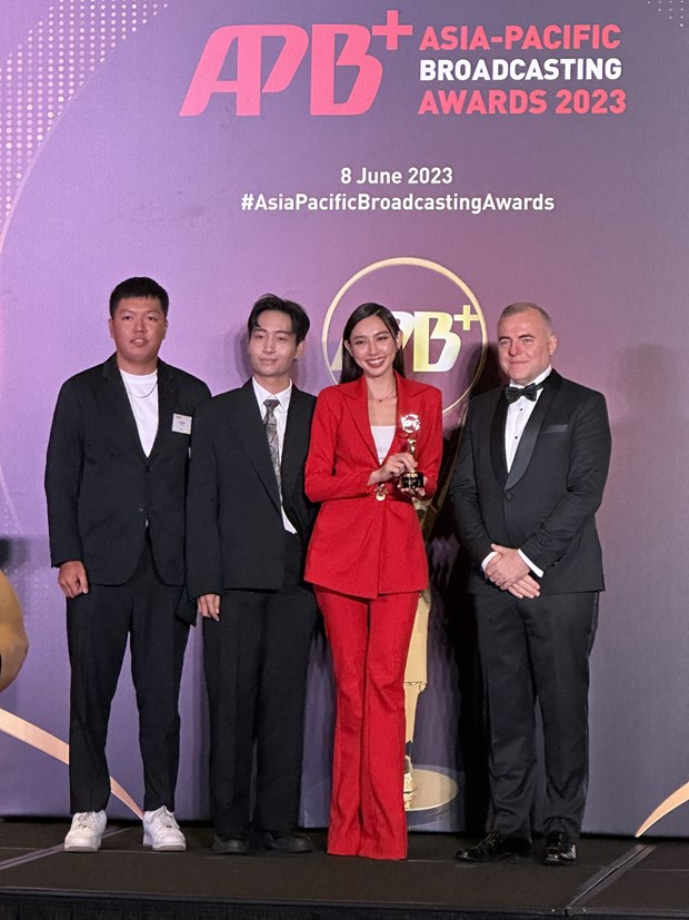 Hoa hậu Thùy Tiên nhận giải thưởng của Asia Pacific Broadcasting+ Awards