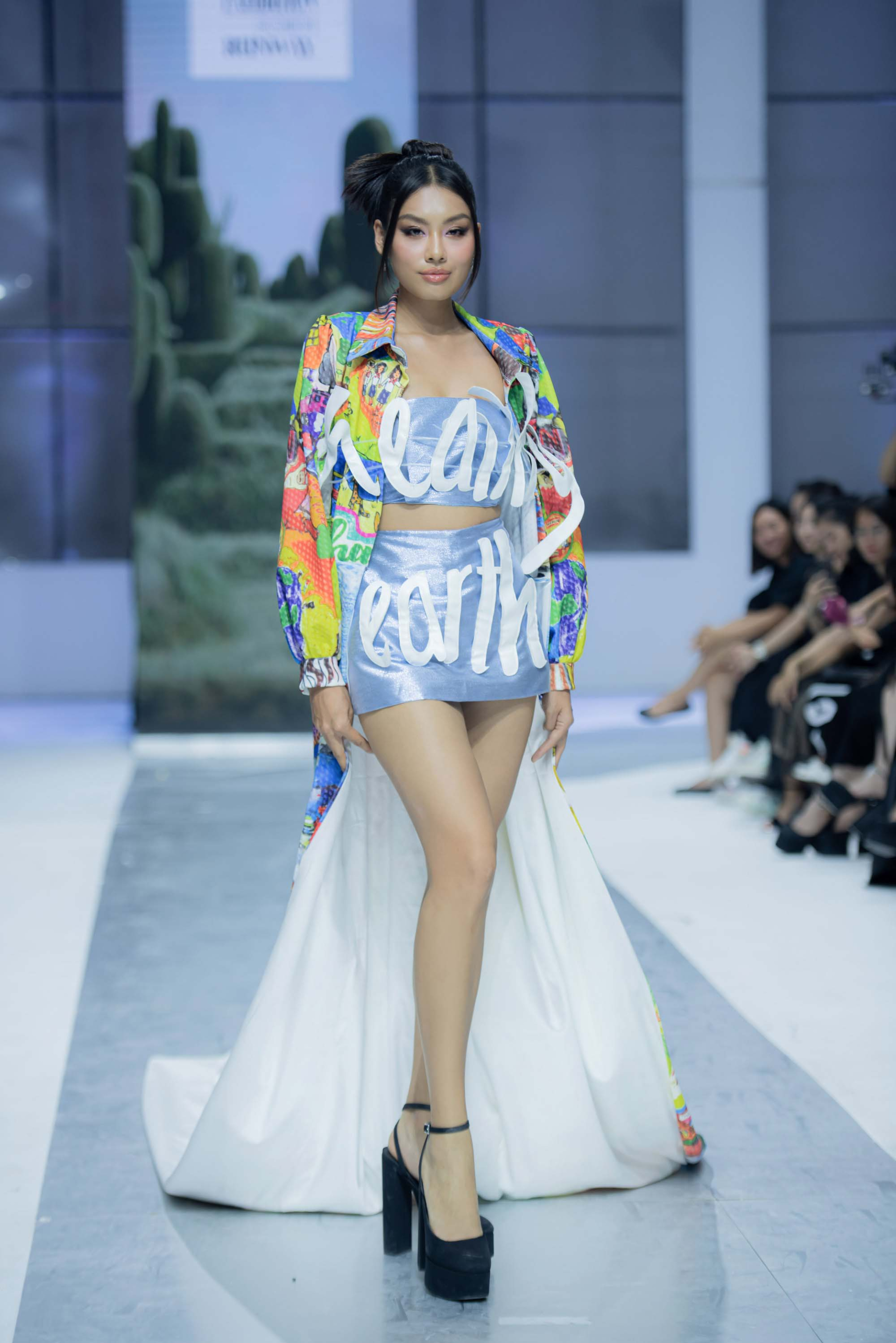 Thảo Nhi Lê diện đầm đuôi dài 3m tại Vietnam Art Exhibition & Fashion Runway - ảnh 2