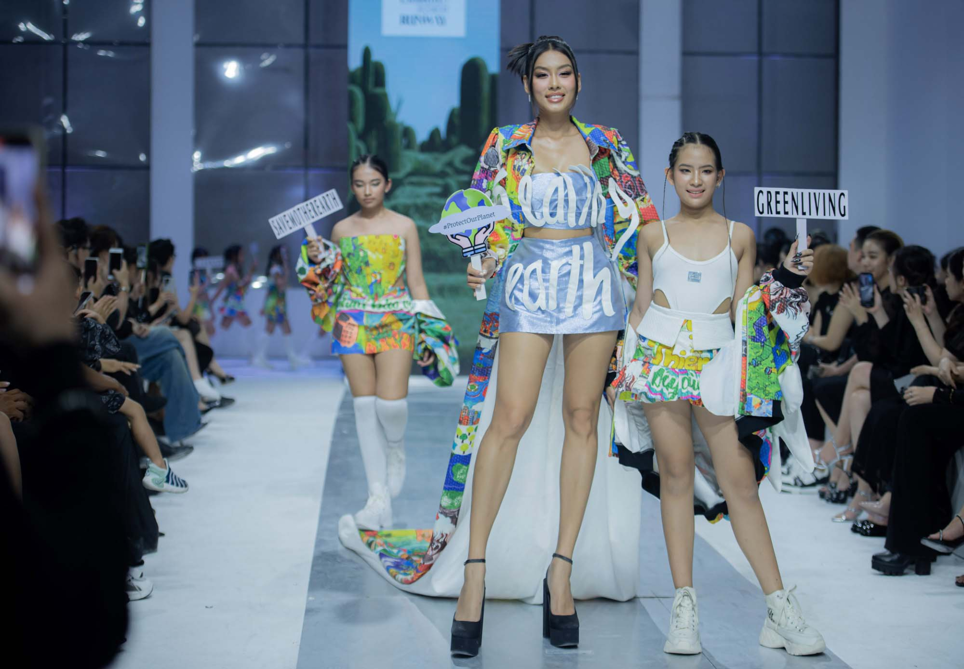 Thảo Nhi Lê diện đầm đuôi dài 3m tại Vietnam Art Exhibition & Fashion Runway - ảnh 3