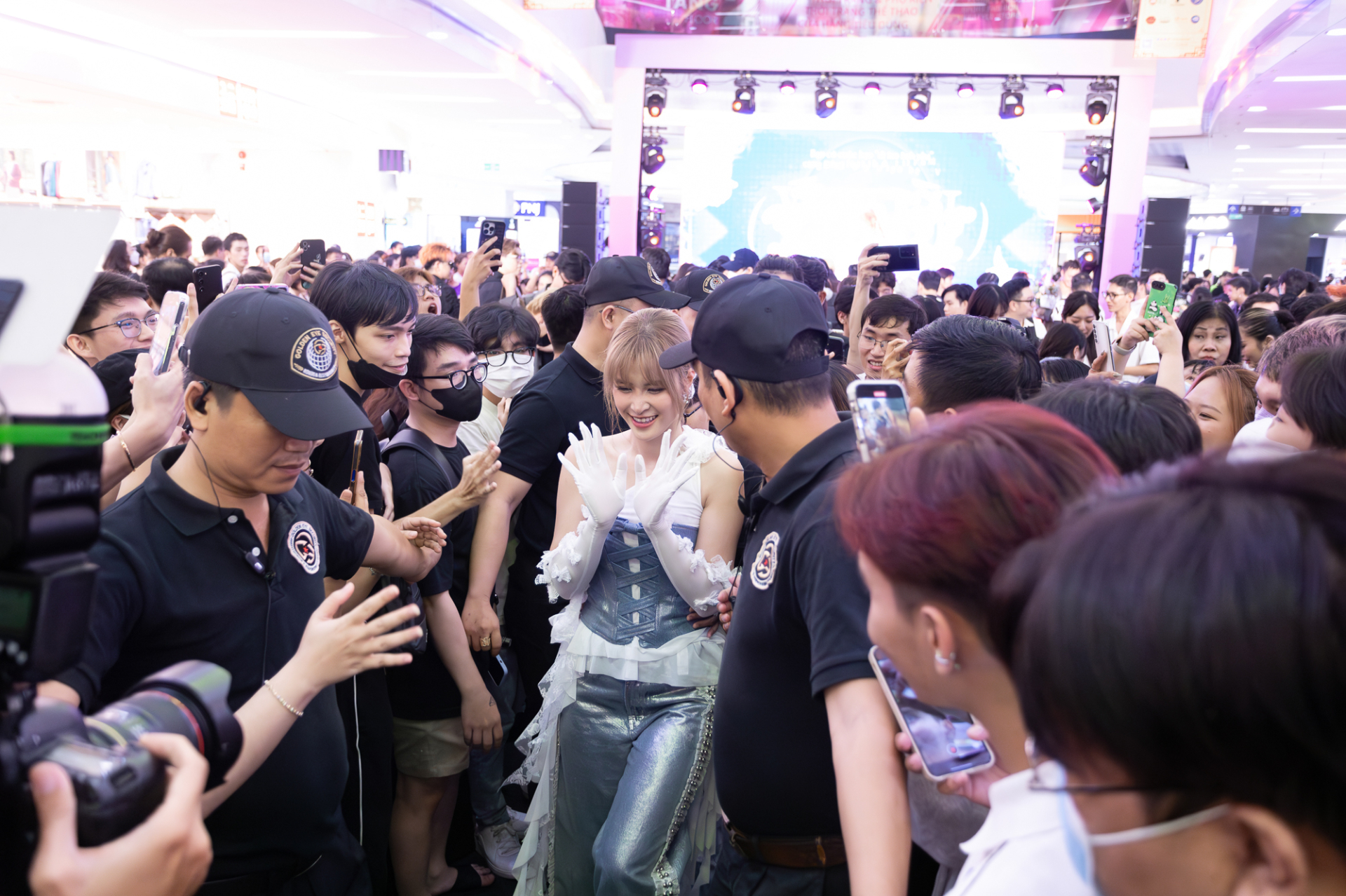 Đông Nhi trở lại 'tuổi 18' trong MV Ý trời - ảnh 6