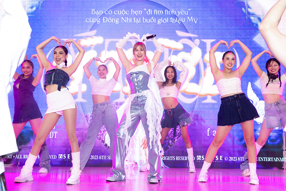 Đông Nhi hát live tặng người hâm mộ