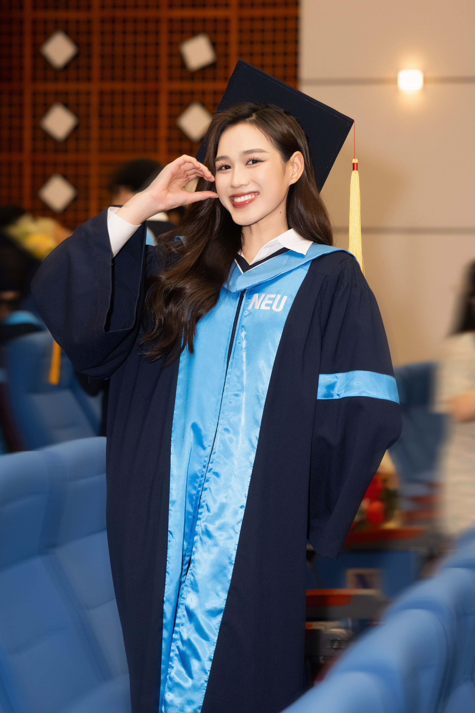 Hoa hậu Đỗ Hà cuốn hút trong ngày tốt nghiệp NEU, hào hứng chuẩn bị làm CEO ngành làm đẹp - ảnh 4