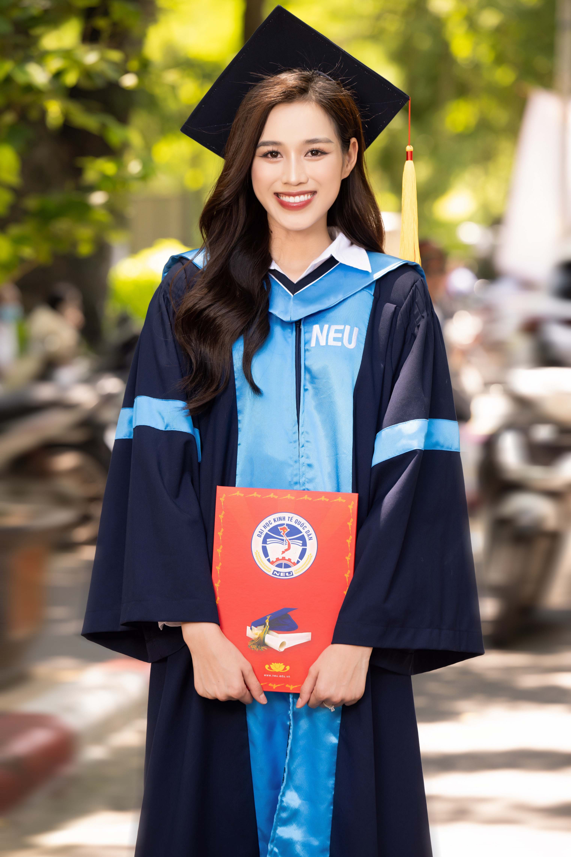 Hoa hậu Đỗ Hà cuốn hút trong ngày tốt nghiệp NEU, hào hứng chuẩn bị làm CEO ngành làm đẹp - ảnh 3