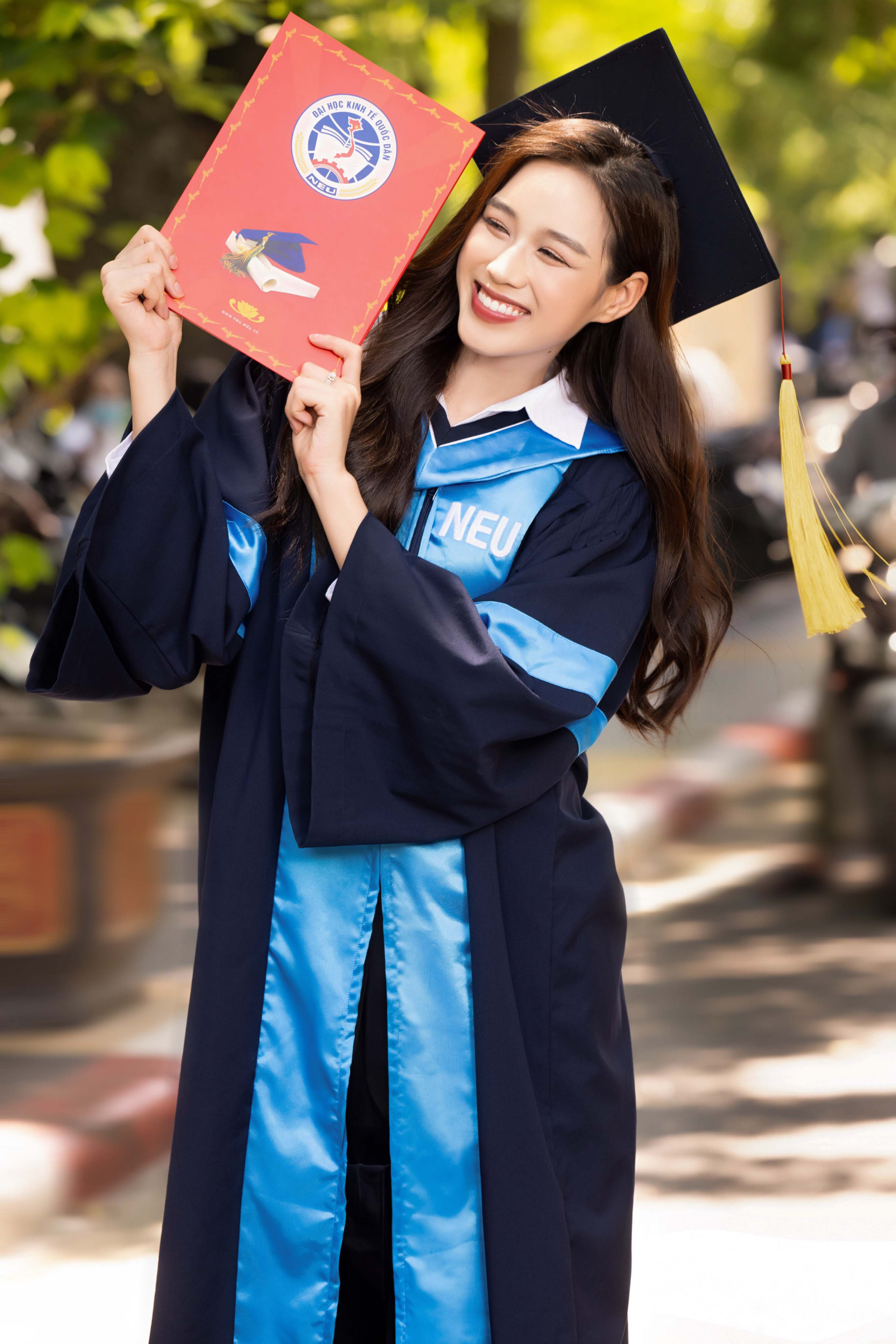 Hoa hậu Đỗ Hà cuốn hút trong ngày tốt nghiệp NEU, hào hứng chuẩn bị làm CEO ngành làm đẹp - ảnh 1