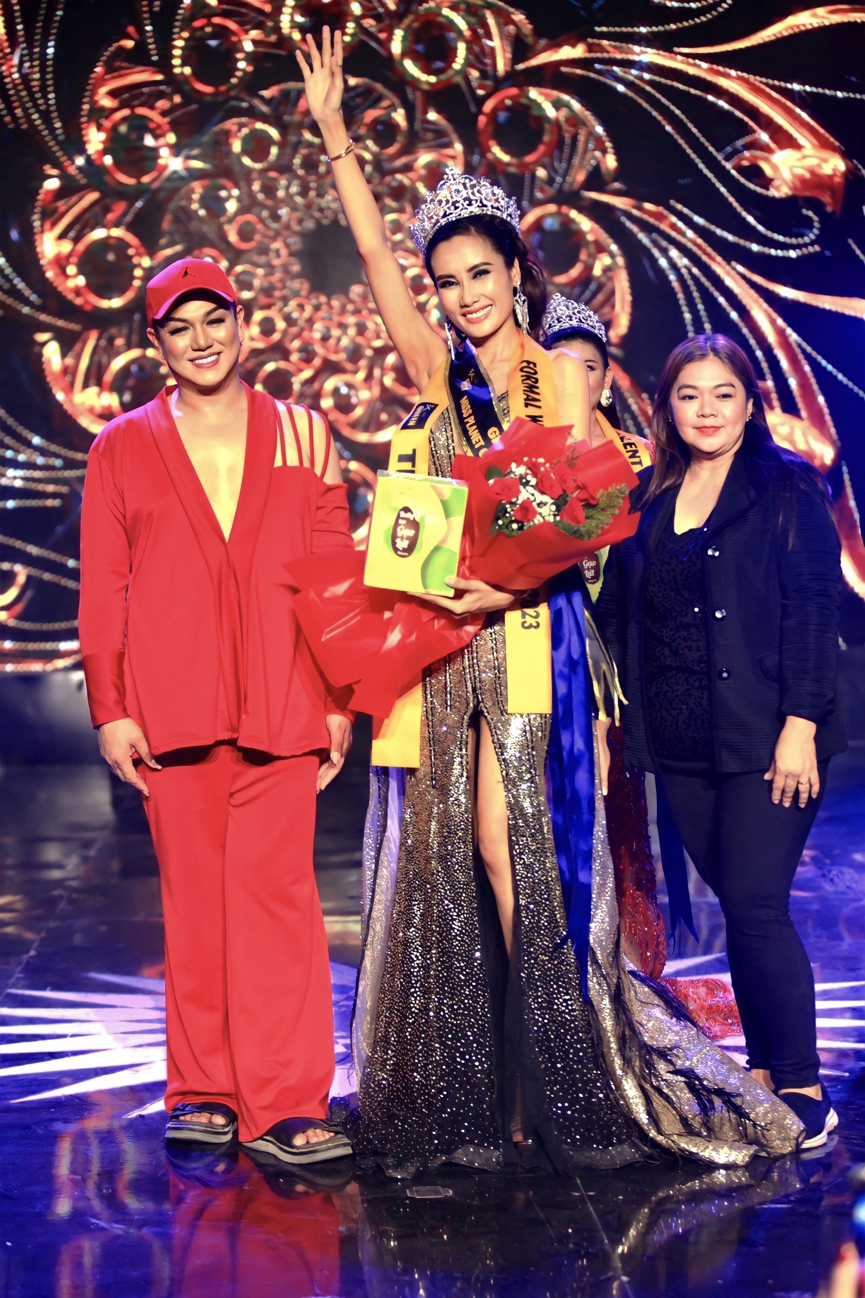 Hoa hậu Huỳnh Thi hạnh phúc sau đăng quang