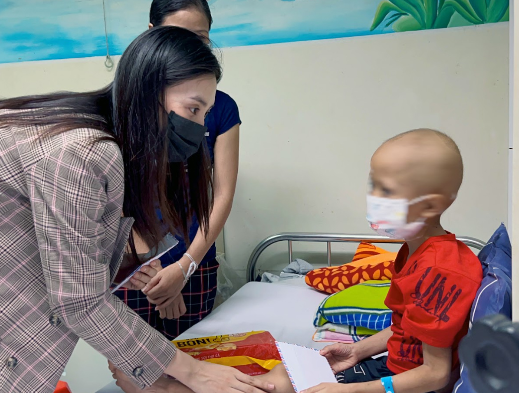 Hoa hậu Tiểu Vy không son phấn vượt gần 200km mang quà tặng đến trẻ em và người dân vùng cao - ảnh 4