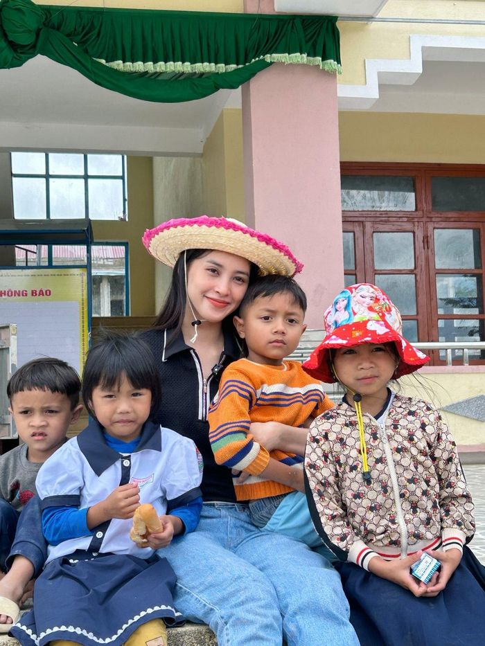 Hoa hậu Tiểu Vy không son phấn vượt gần 200km mang quà tặng đến trẻ em và người dân vùng cao - ảnh 1