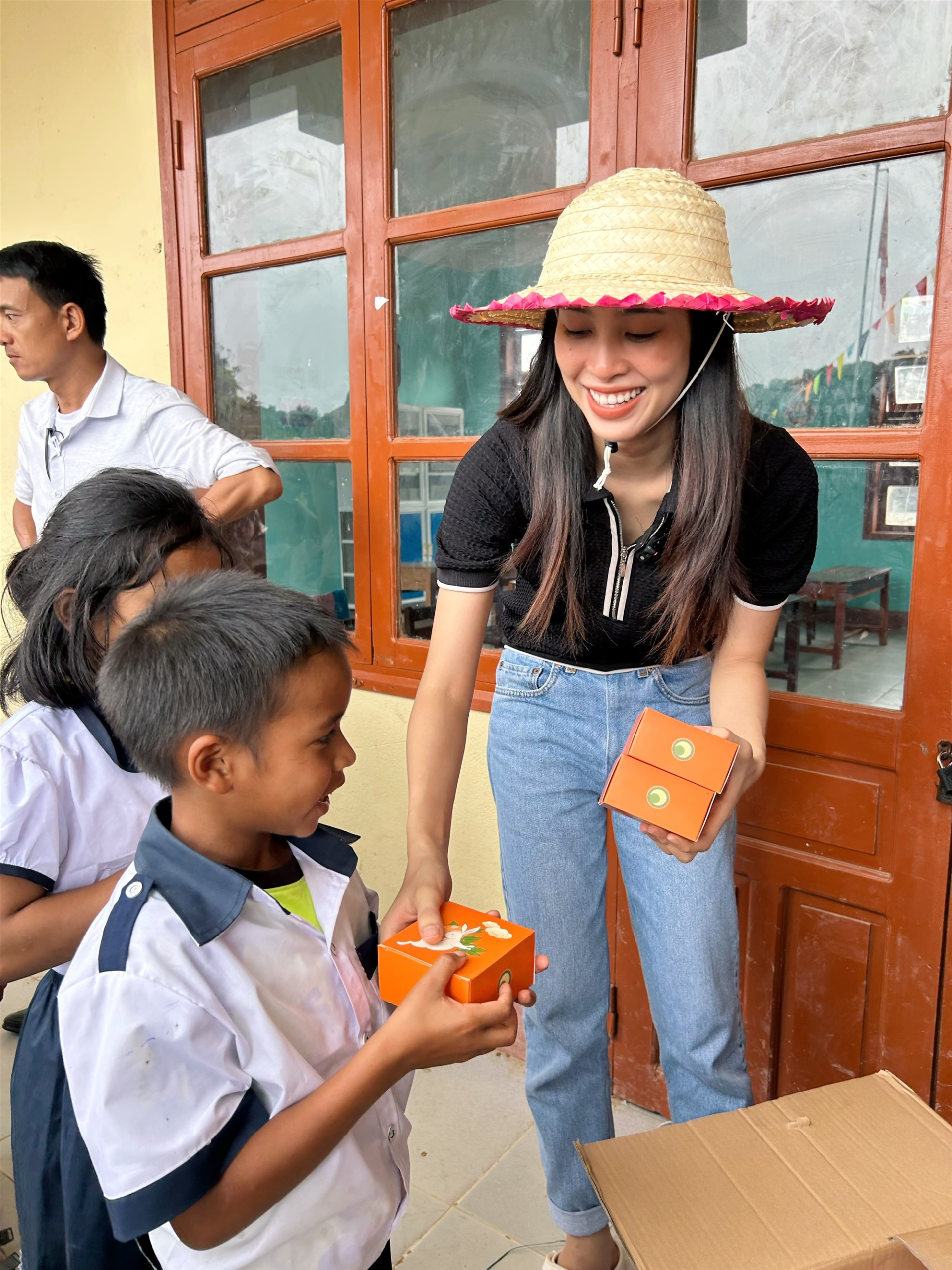 Hoa hậu Tiểu Vy không son phấn vượt gần 200km mang quà tặng đến trẻ em và người dân vùng cao - ảnh 2