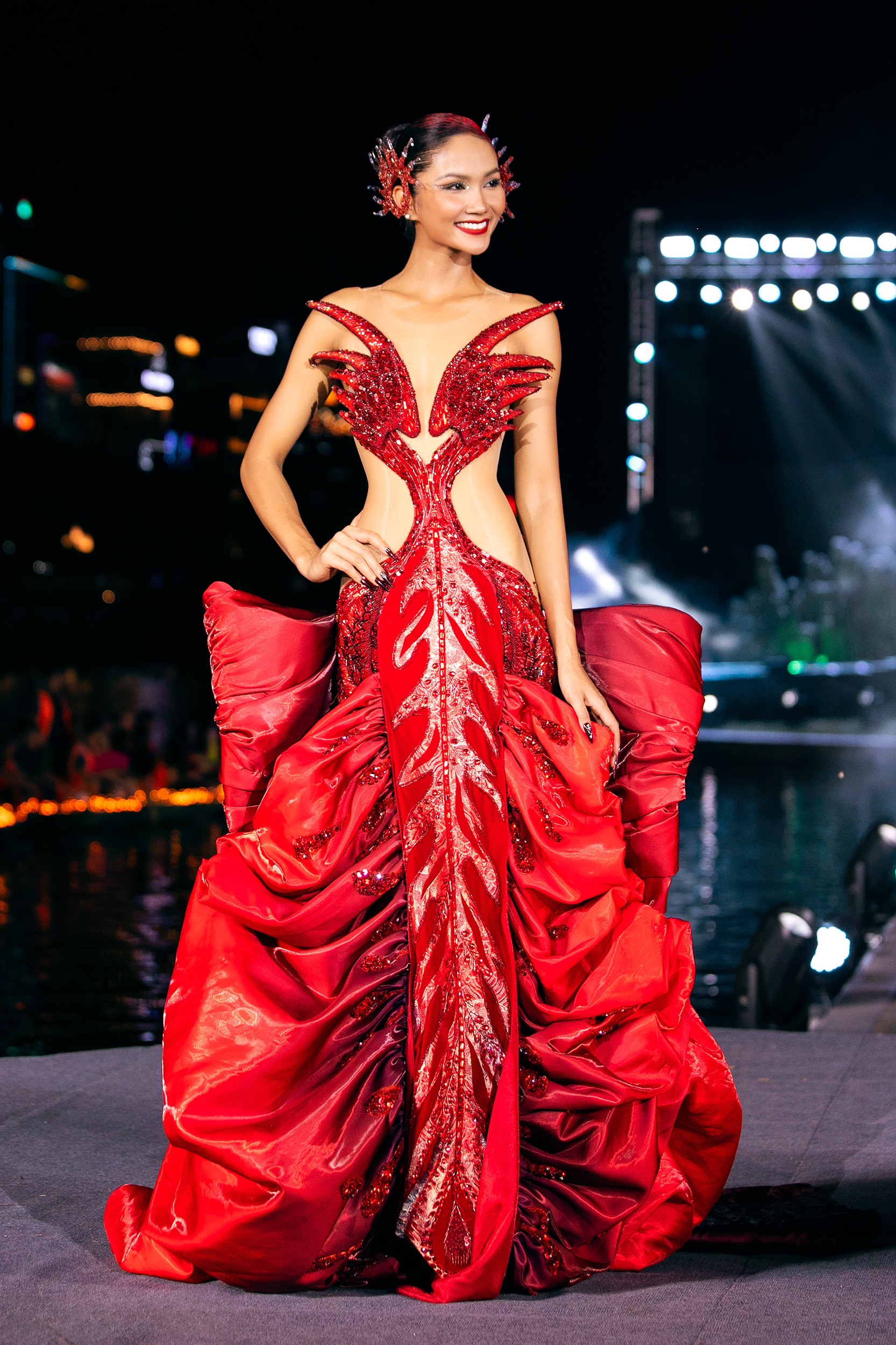Hoa hậu H’Hen Niê hóa Phượng hoàng lửa trên sàn diễn thời trang - ảnh 2