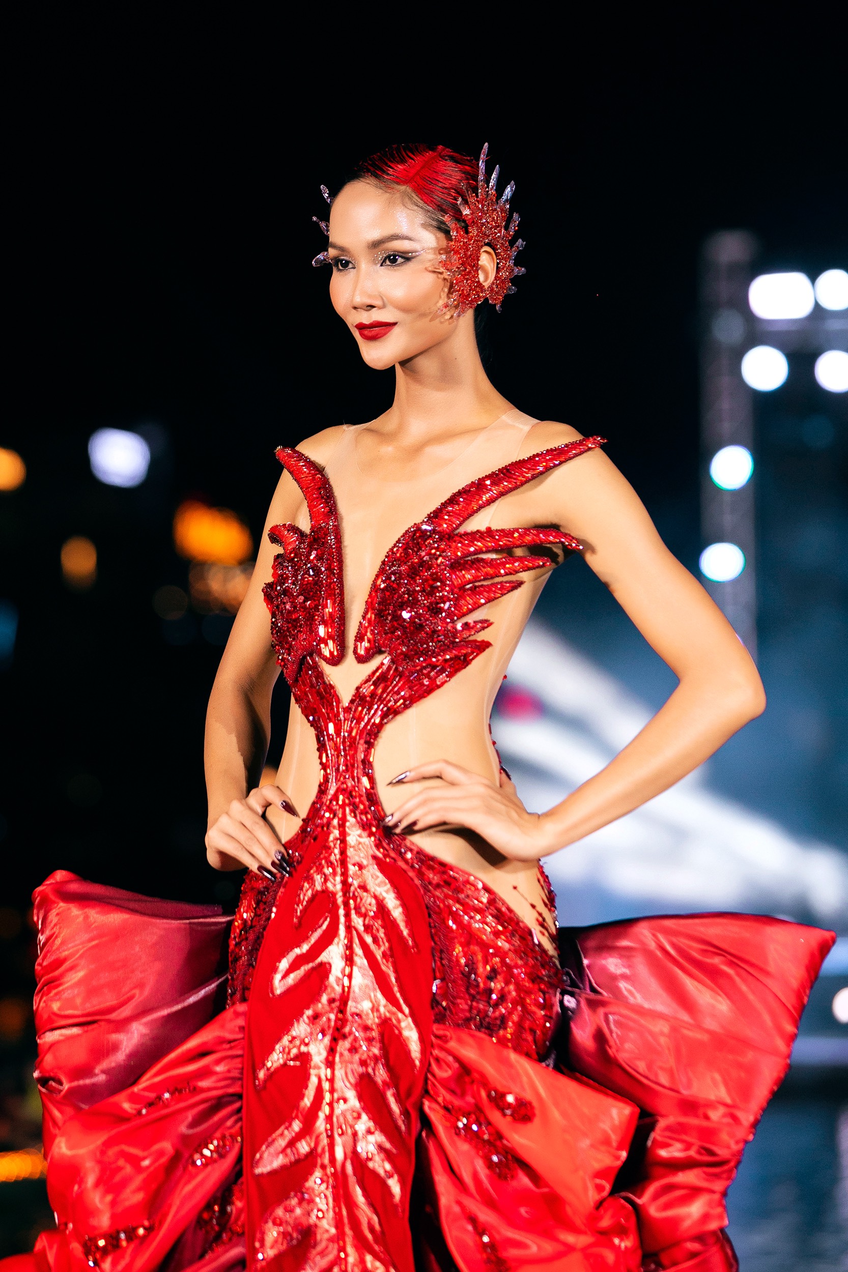 Hoa hậu H’Hen Niê hóa Phượng hoàng lửa trên sàn diễn thời trang - ảnh 1
