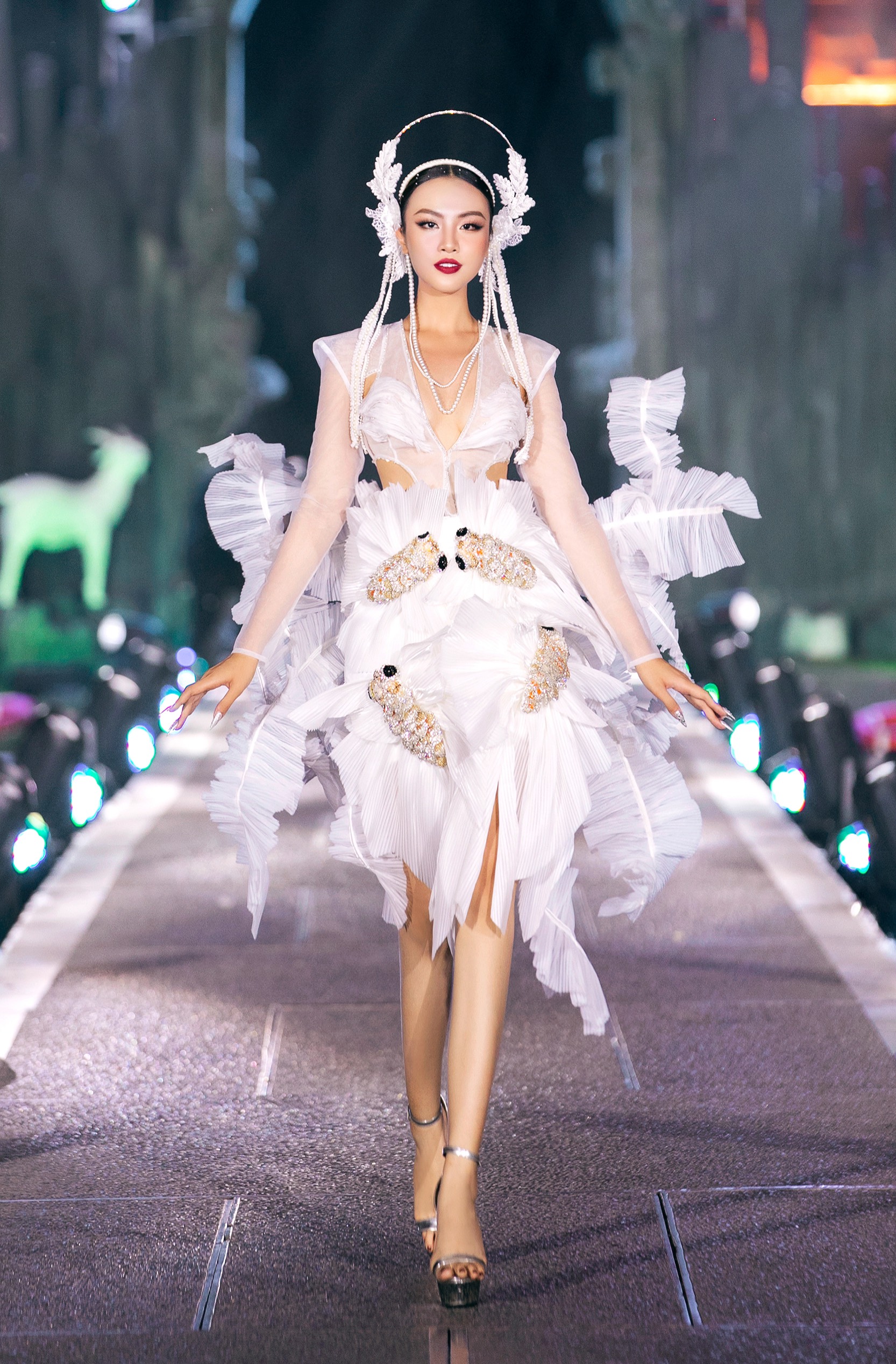 Hoa hậu H’Hen Niê hóa Phượng hoàng lửa trên sàn diễn thời trang - ảnh 4