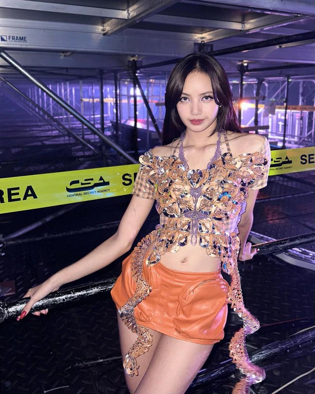 Fan Việt năn nỉ 'em gái quốc dân' đừng thoát y khi biểu diễn tại hộp đêm - ảnh 1
