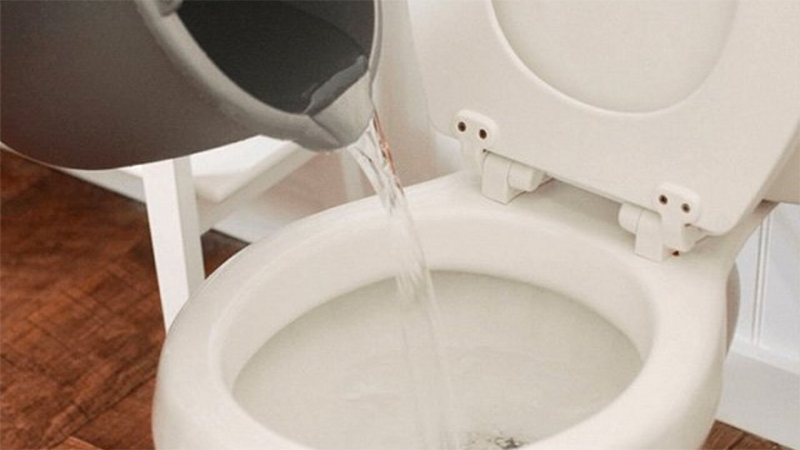 Một nhân viên khách sạn lâu năm khuyên nên đun nước sôi đổ vào toilet sau khi nhận phòng, đến giờ mới biết quá phí - ảnh 1