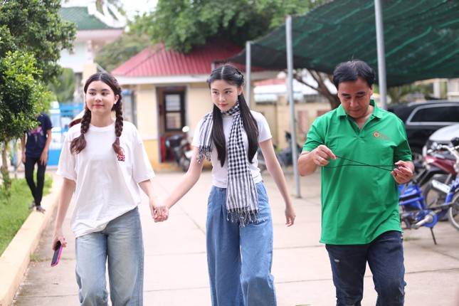2 ái nữ nhà Quyền Linh đến phim trường show thiện nguyện thăm bố, cam thường bắt trọn nhan sắc cực phẩm - ảnh 1