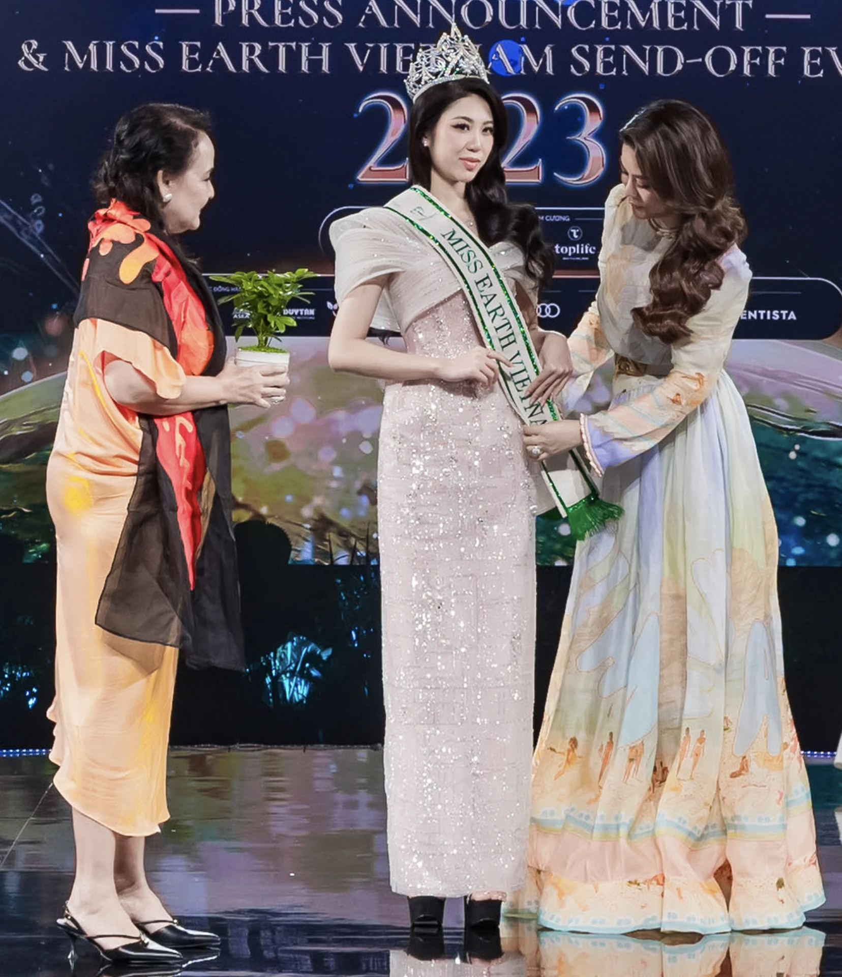 Đỗ Thị Lan Anh nhận sash, chính thức đại diện cho nhan sắc Việt tại Miss Earth