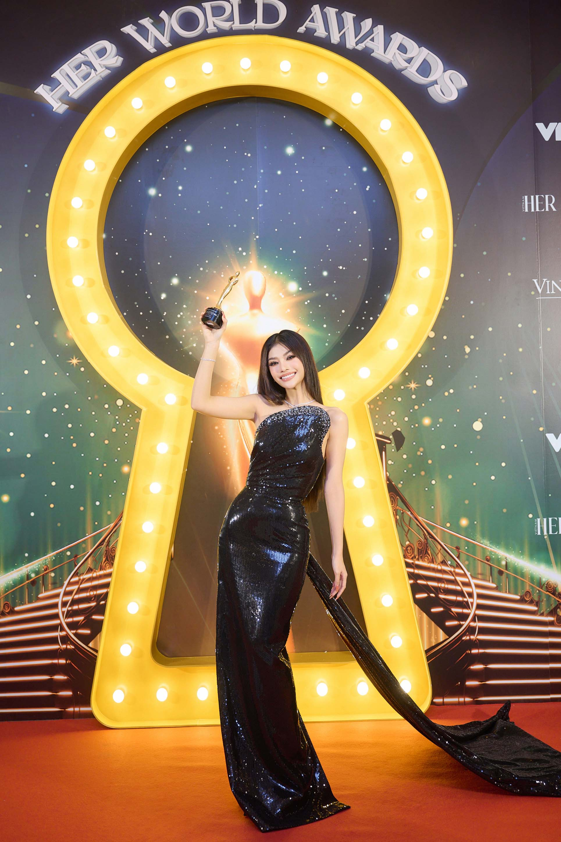 Á hậu Lona Kiều Loan nhận giải thưởng ca sĩ của năm sau hơn 1 năm debut - ảnh 1