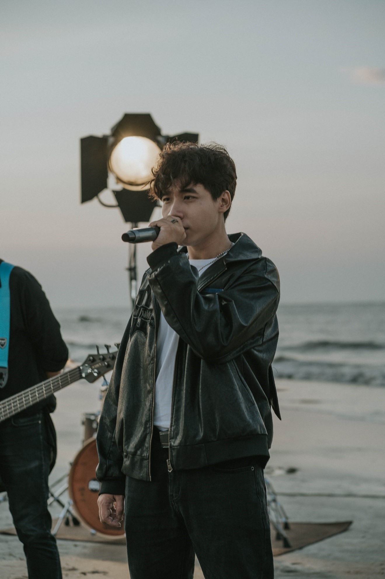 Hậu bản hit triệu view Bất Bình Thường, Bất Chấp, Whee! cho ra mắt MV one shot Ngày Tháng Năm - ảnh 4