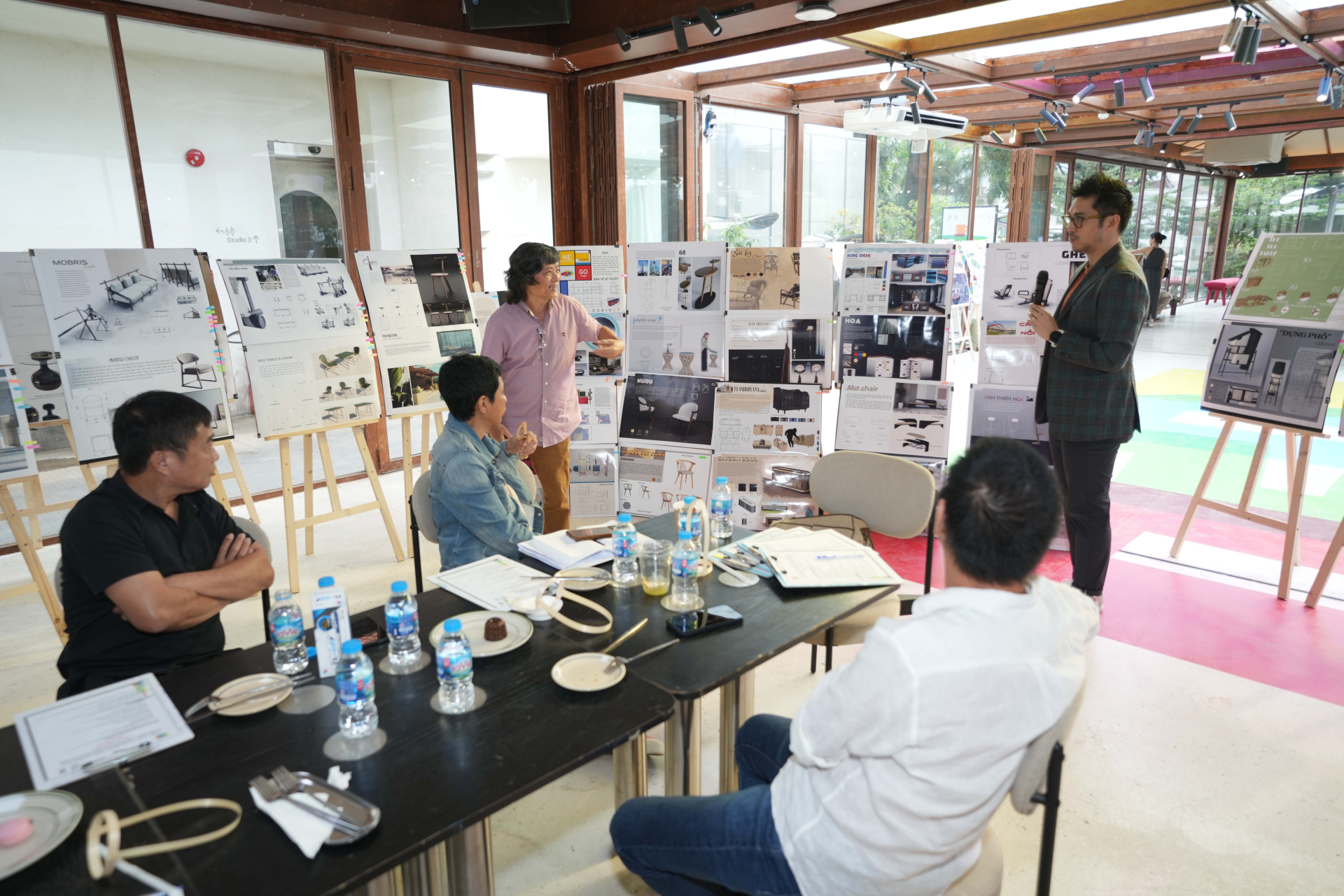 Top 25 Hoa Mai Design Award lộ diện: Hươu cao cổ, nghề nhuộm vải, cầu Thê Húc được “thổi hồn” vào sản phẩm nội thất - ảnh 2