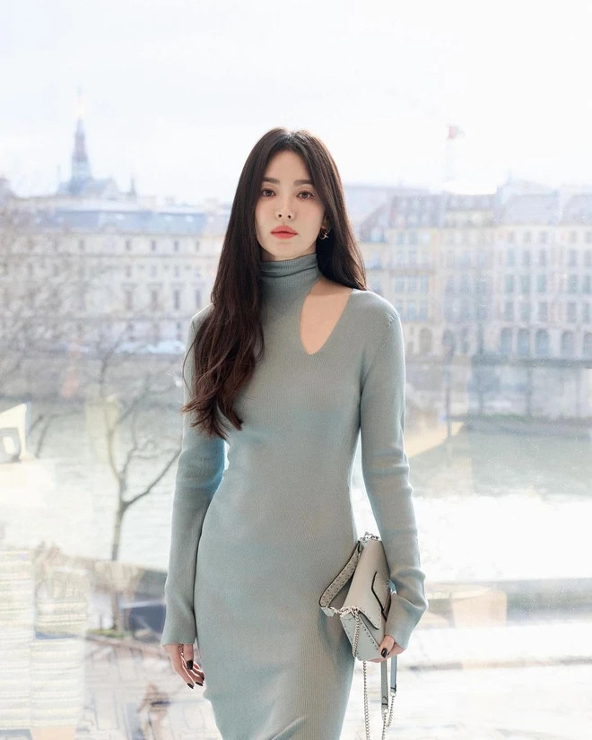 Đáng chú ý, Quỳnh Anh Shyn trùng hợp đụng hàng váy áo với nữ đại sứ toàn cầu của Fendi - Song Hye Kyo.