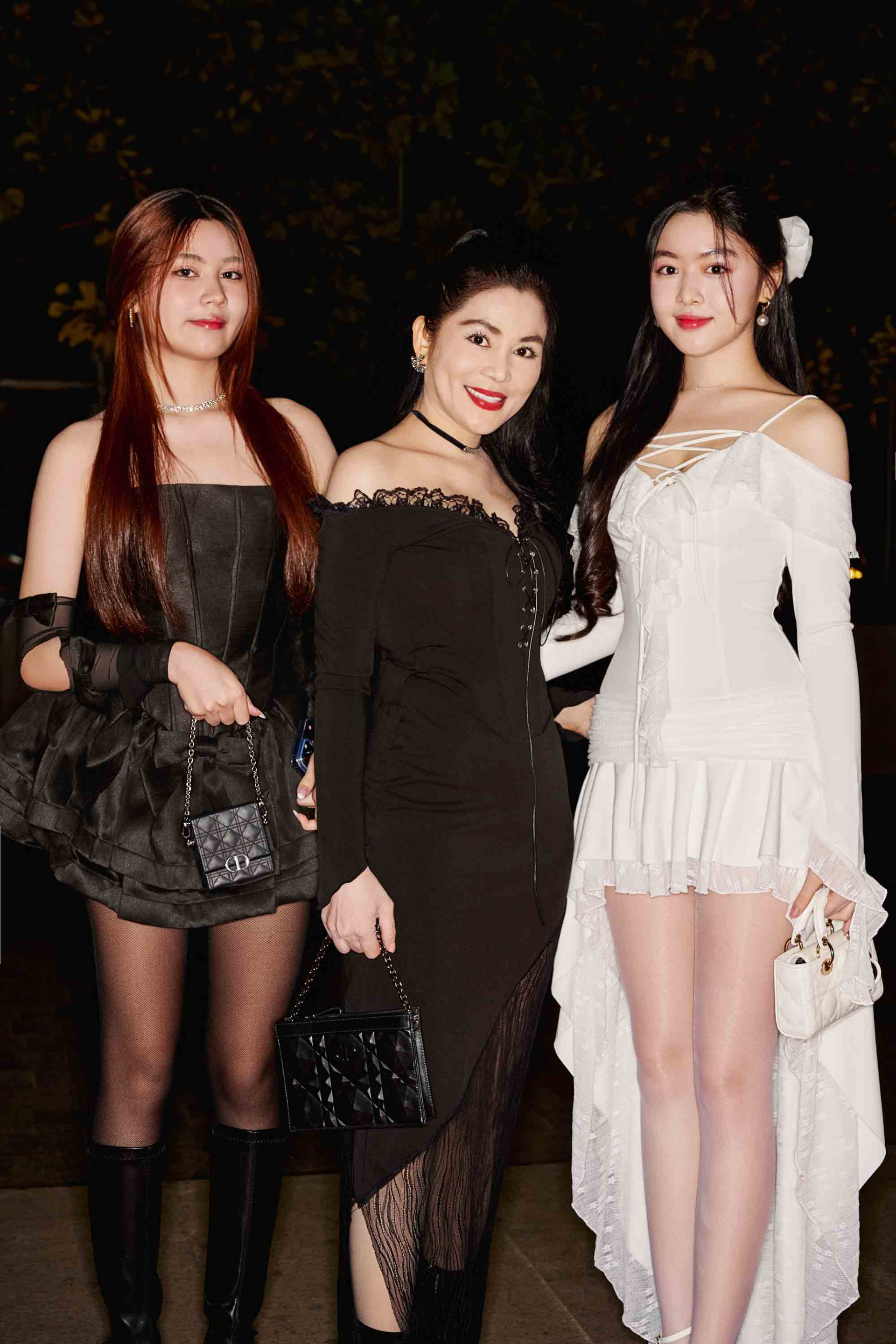 Hai công chúa nhà MC Quyền Linh gây bất ngờ khi xuất hiện cùng mẹ tại thảm đỏ.