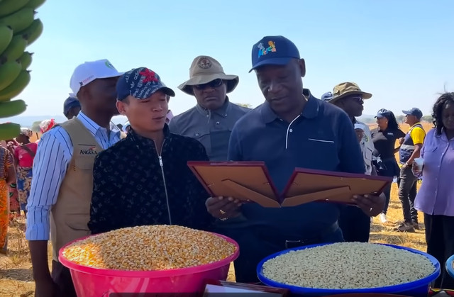 Bộ trưởng Nông nghiệp Angola tới tận nơi mua gạo của team châu Phi (Quang Linh Vlogs), giá bán ở châu Phi đáng kinh ngạc - ảnh 1