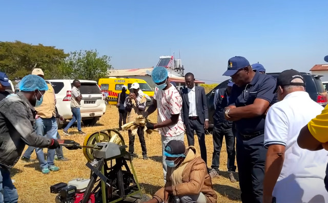 Bộ trưởng Nông nghiệp Angola tới tận nơi mua gạo của team châu Phi (Quang Linh Vlogs), giá bán ở châu Phi đáng kinh ngạc - ảnh 4
