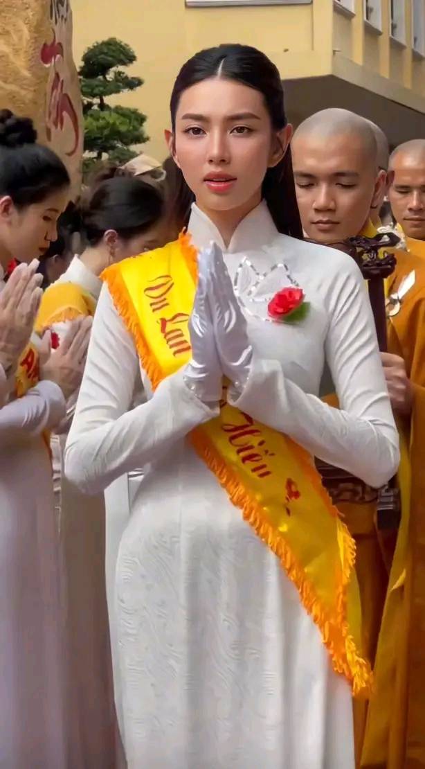 Các nàng hậu dẫn đoàn cung nghinh đại lễ Vu lan báo hiếu, hình ảnh đẹp khiến nhiều người xúc động mạnh - ảnh 3