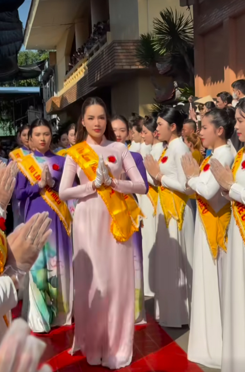 Các nàng hậu dẫn đoàn cung nghinh đại lễ Vu lan báo hiếu, hình ảnh đẹp khiến nhiều người xúc động mạnh - ảnh 2