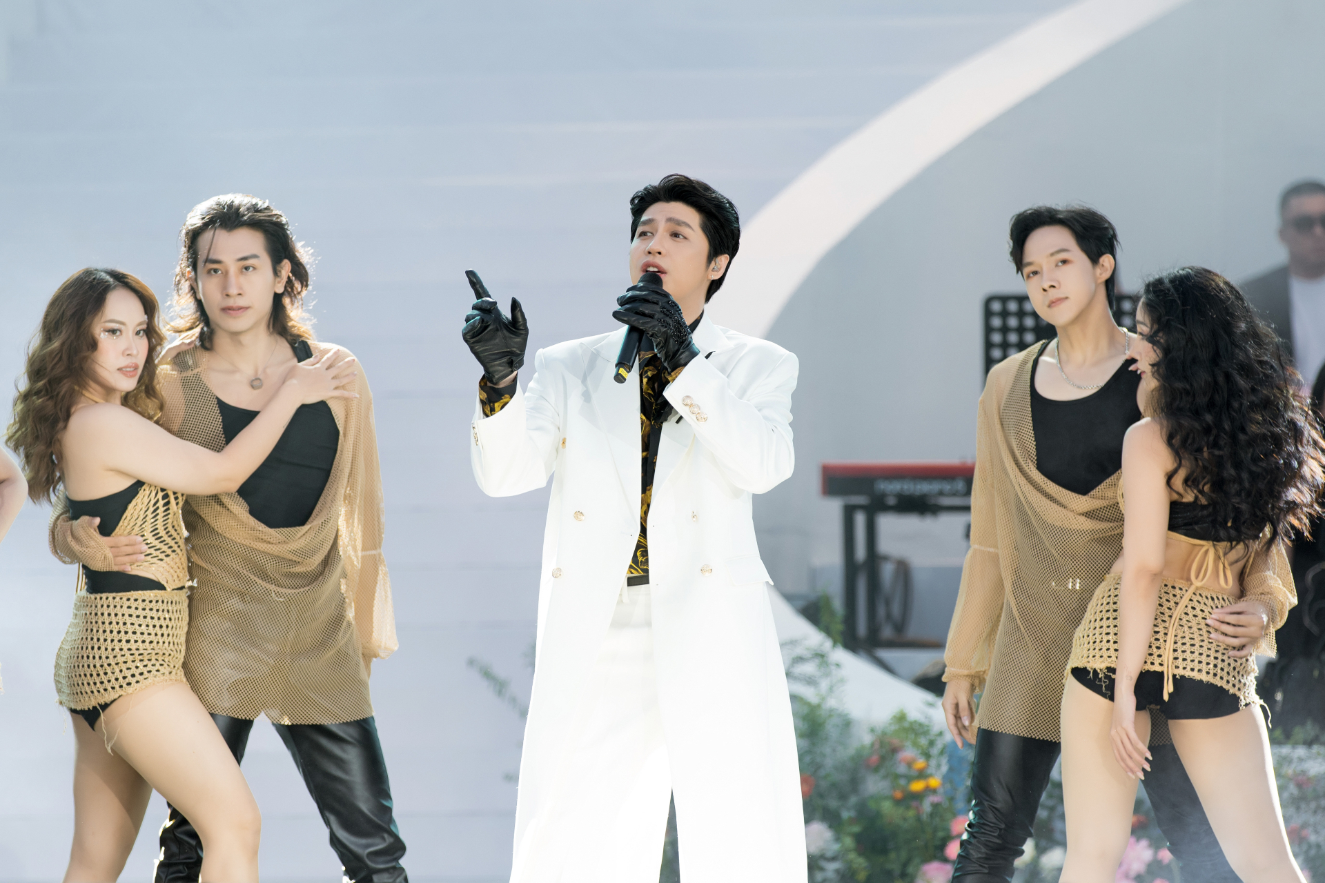 Noo Phước Thịnh cùng Hồ Ngọc Hà bùng nổ khi cover 'Tình đầu quá chén' - ảnh 1