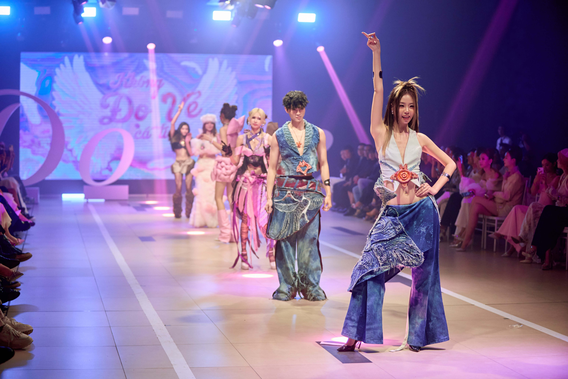 “Chị đẹp” Phạm Quỳnh Anh cuốn hút với visual baby ngọt ngào tại “Gánh” fashion show - ảnh 9