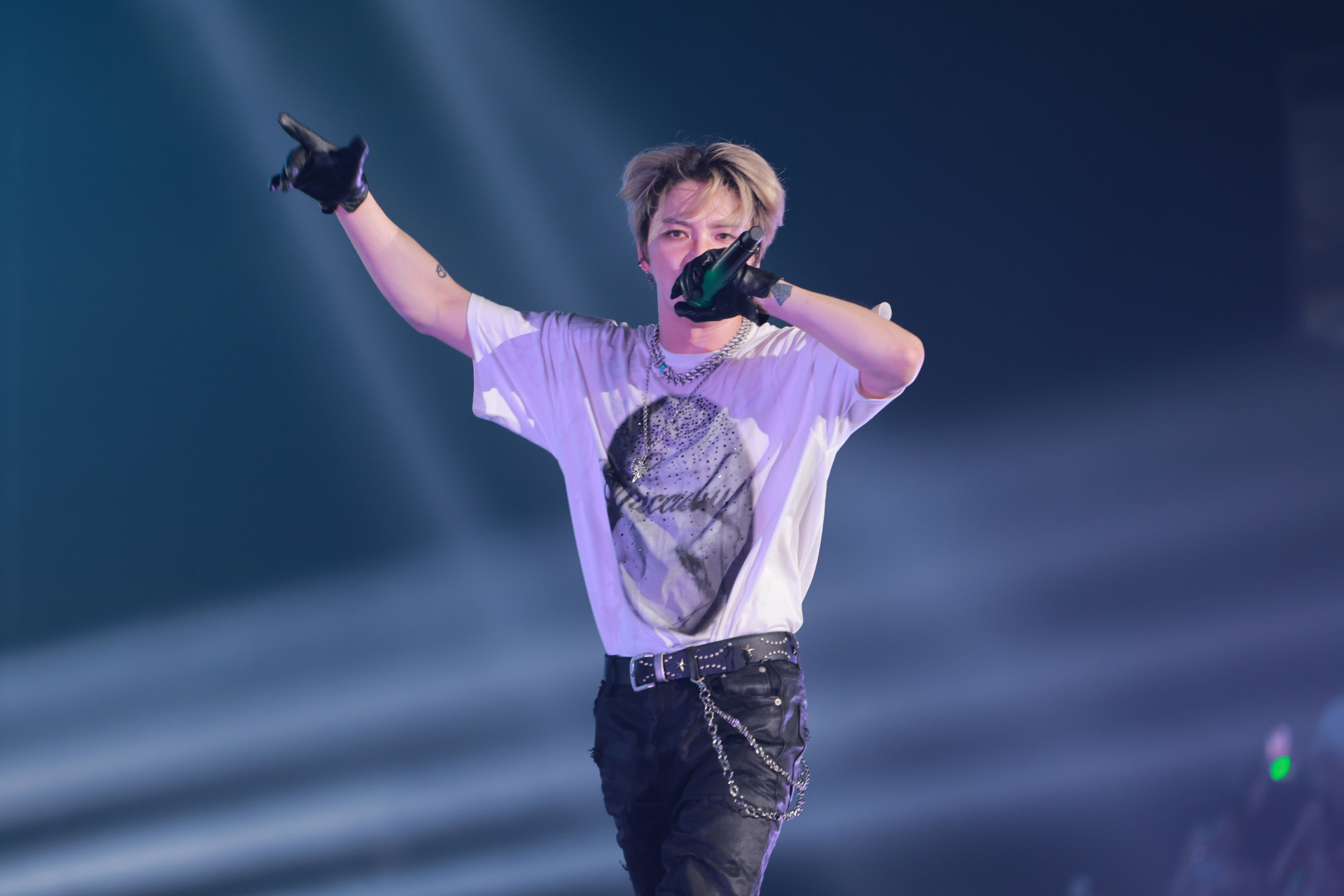 Kim Jae Joong “khuấy đảo” Hà Nội với concert “Beauty in Chaos”: 20 năm debut vẫn “gây sốt” như idol Gen Z - ảnh 4