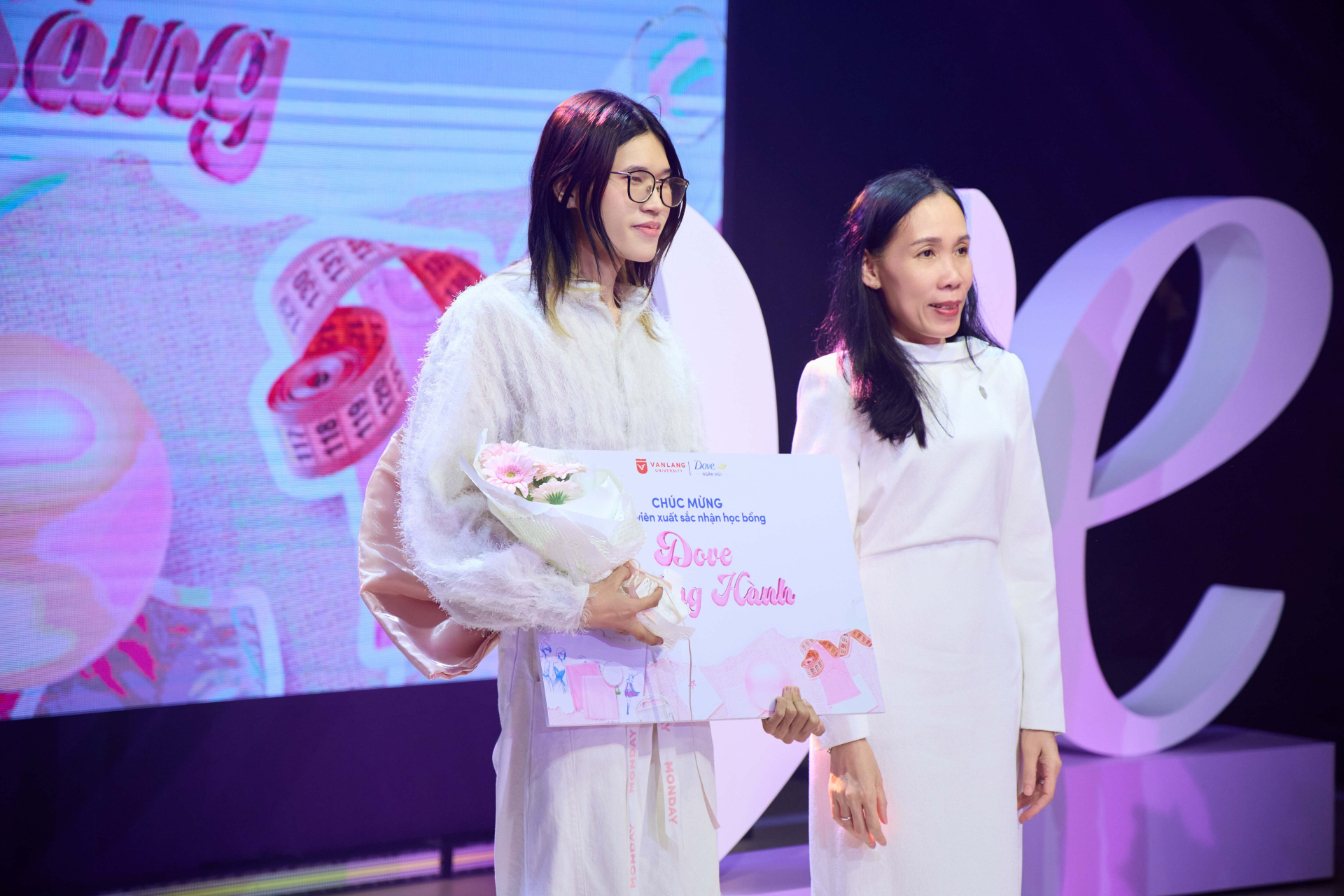 Các NTK trẻ nhận học bổng đến từ nhà tài trợ