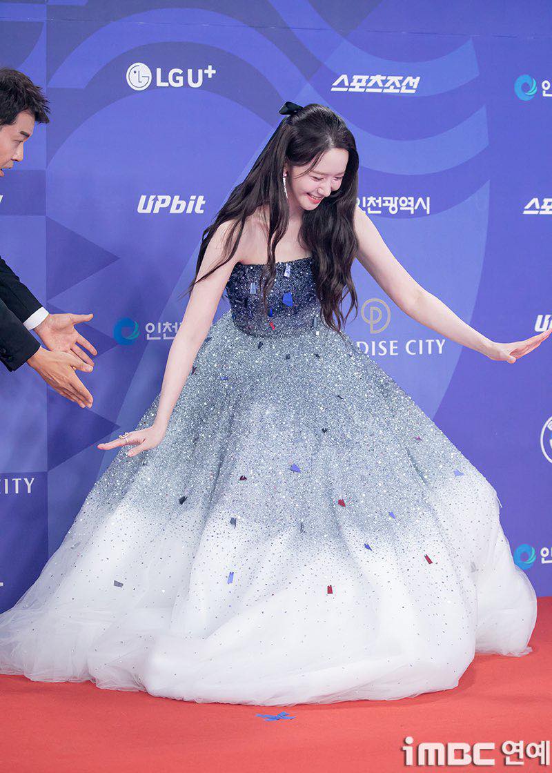 Siêu thảm đỏ Rồng Xanh 2025: Yoona chiếm spotlight với cú ngã được truyền thông ca tụng 'tuyệt đối điện ảnh' - ảnh 3