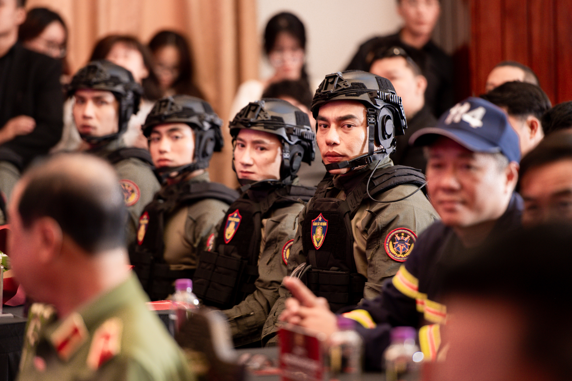 12 nghệ sĩ mặc cảnh phục chiến sĩ, một gương mặt bão MXH với khoảnh khắc tuyệt đối điện ảnh - ảnh 1