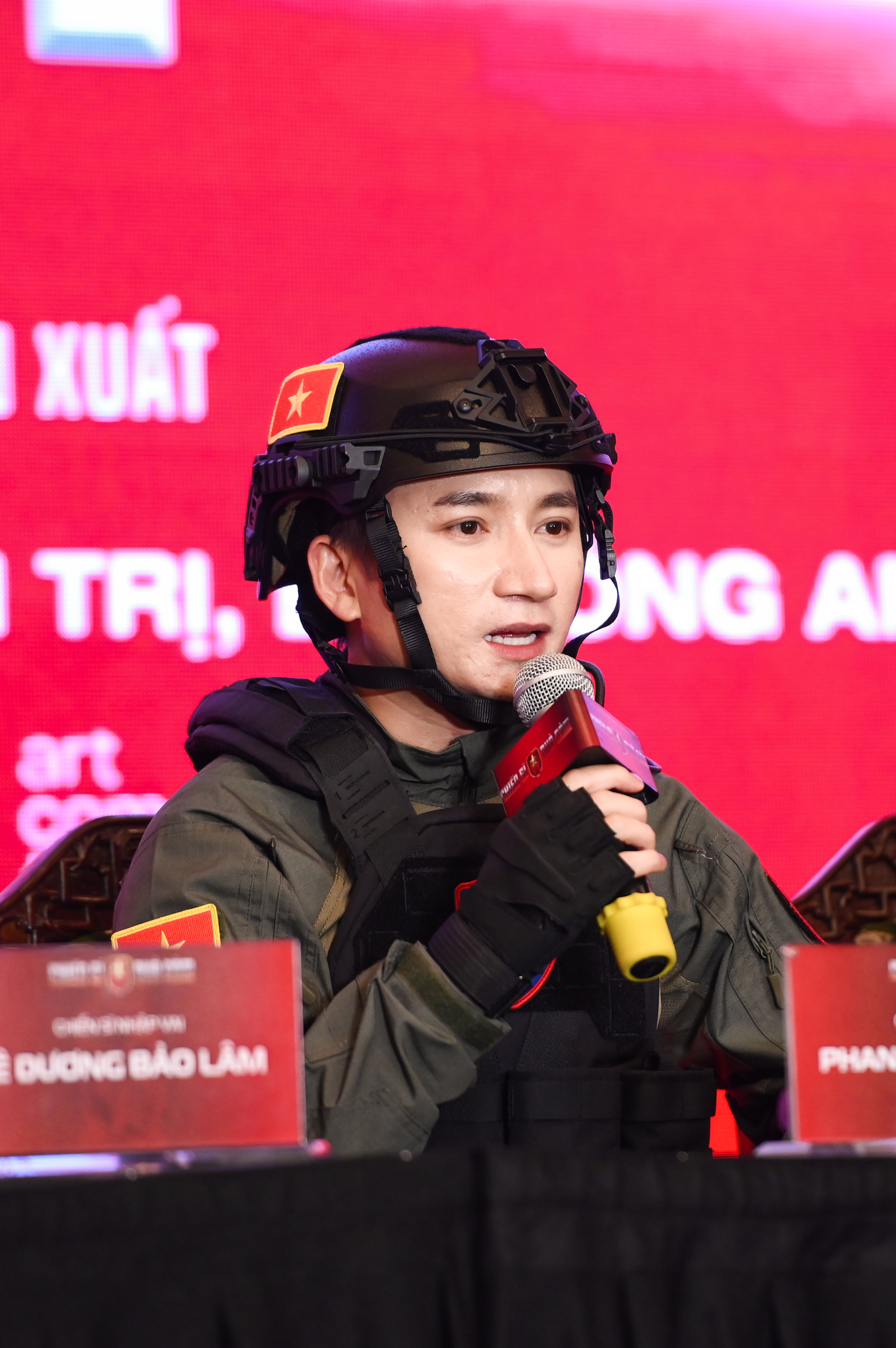 12 nghệ sĩ mặc cảnh phục chiến sĩ, một gương mặt bão MXH với khoảnh khắc tuyệt đối điện ảnh - ảnh 5