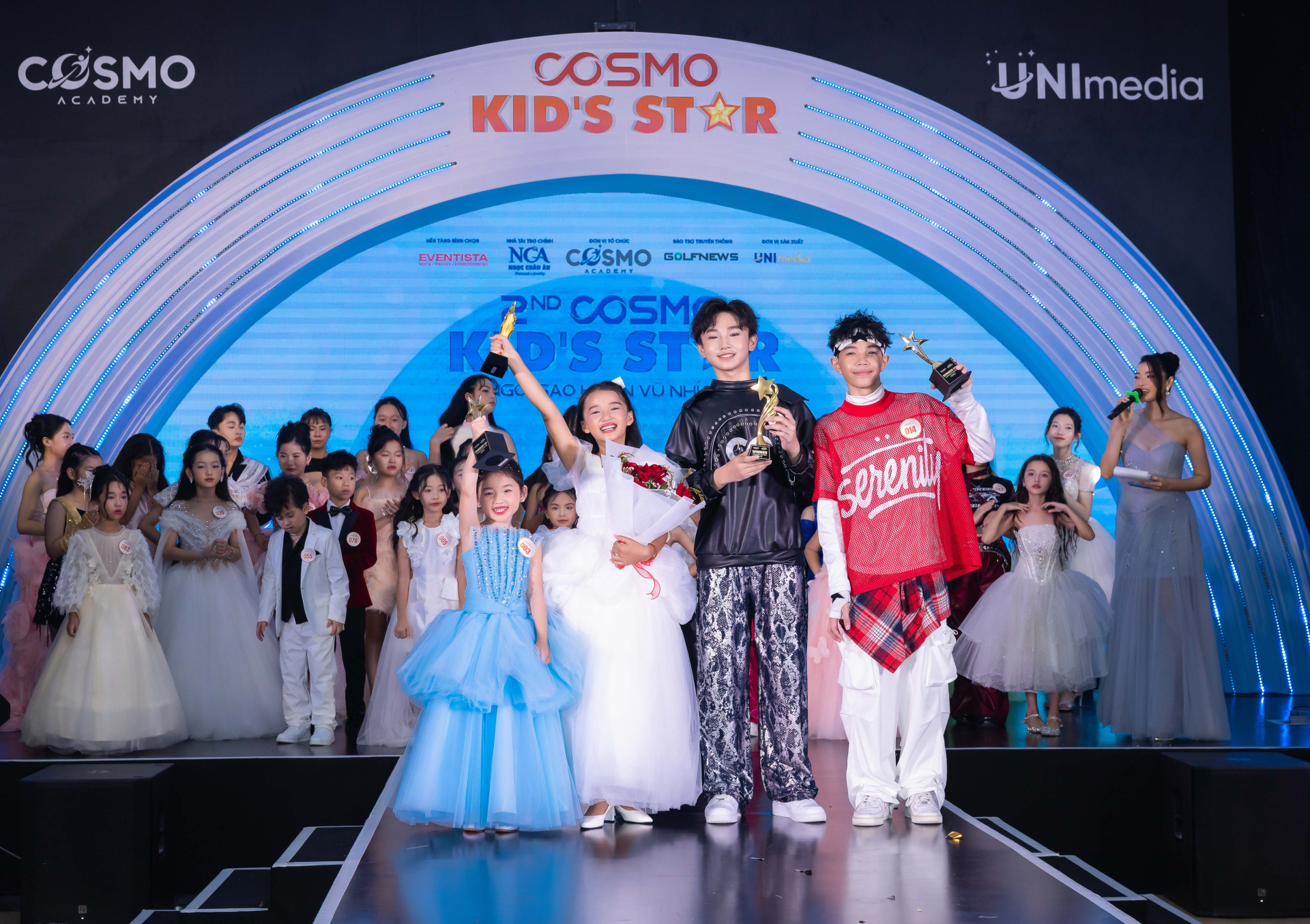 Miss Cosmo Tata và Á hậu Mook phấn khích trước màn hô tên của các thí sinh nhí tại chung kết “Cosmo Kid’s Star' - ảnh 1