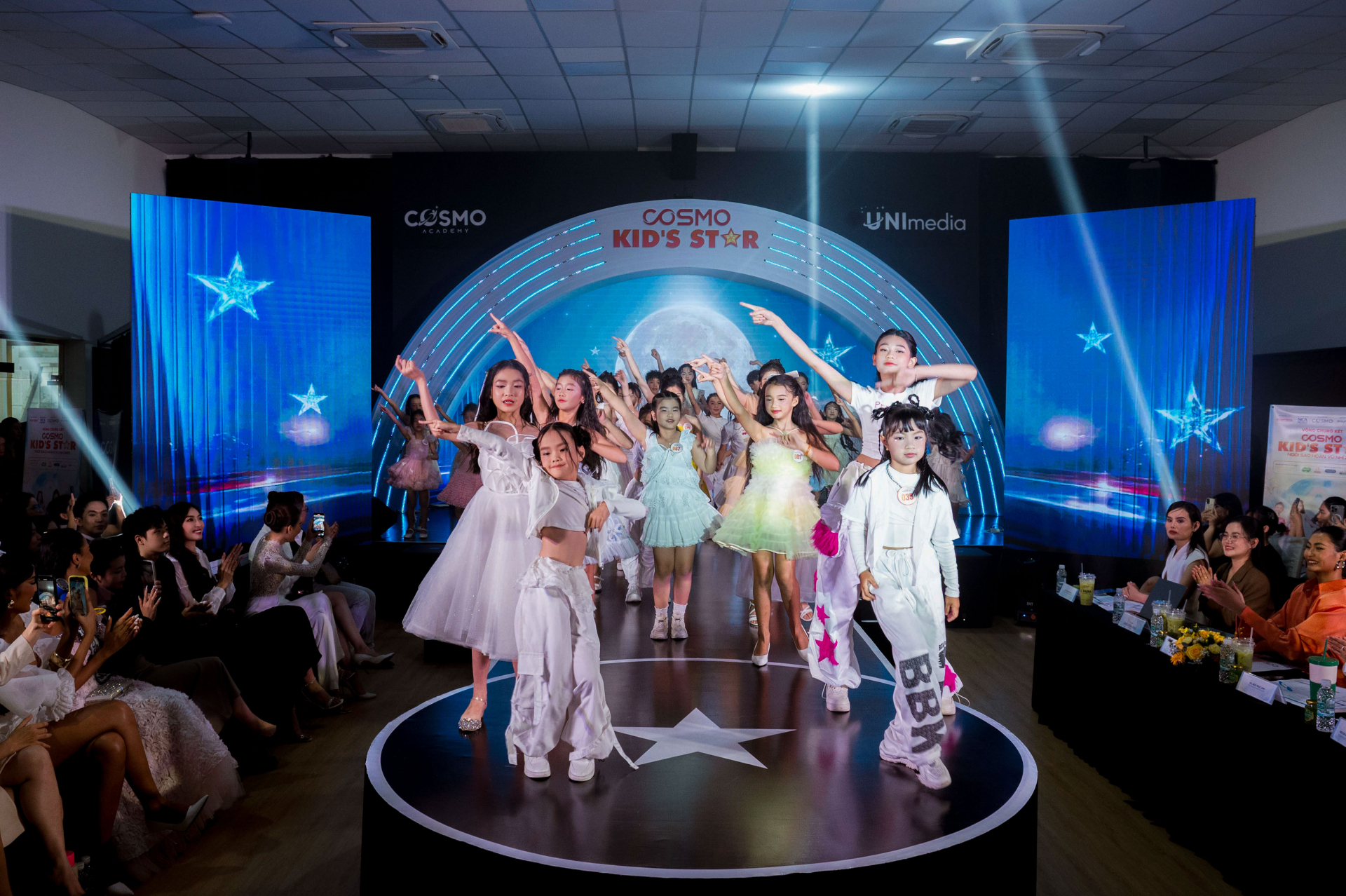Miss Cosmo Tata và Á hậu Mook phấn khích trước màn hô tên của các thí sinh nhí tại chung kết “Cosmo Kid’s Star' - ảnh 4