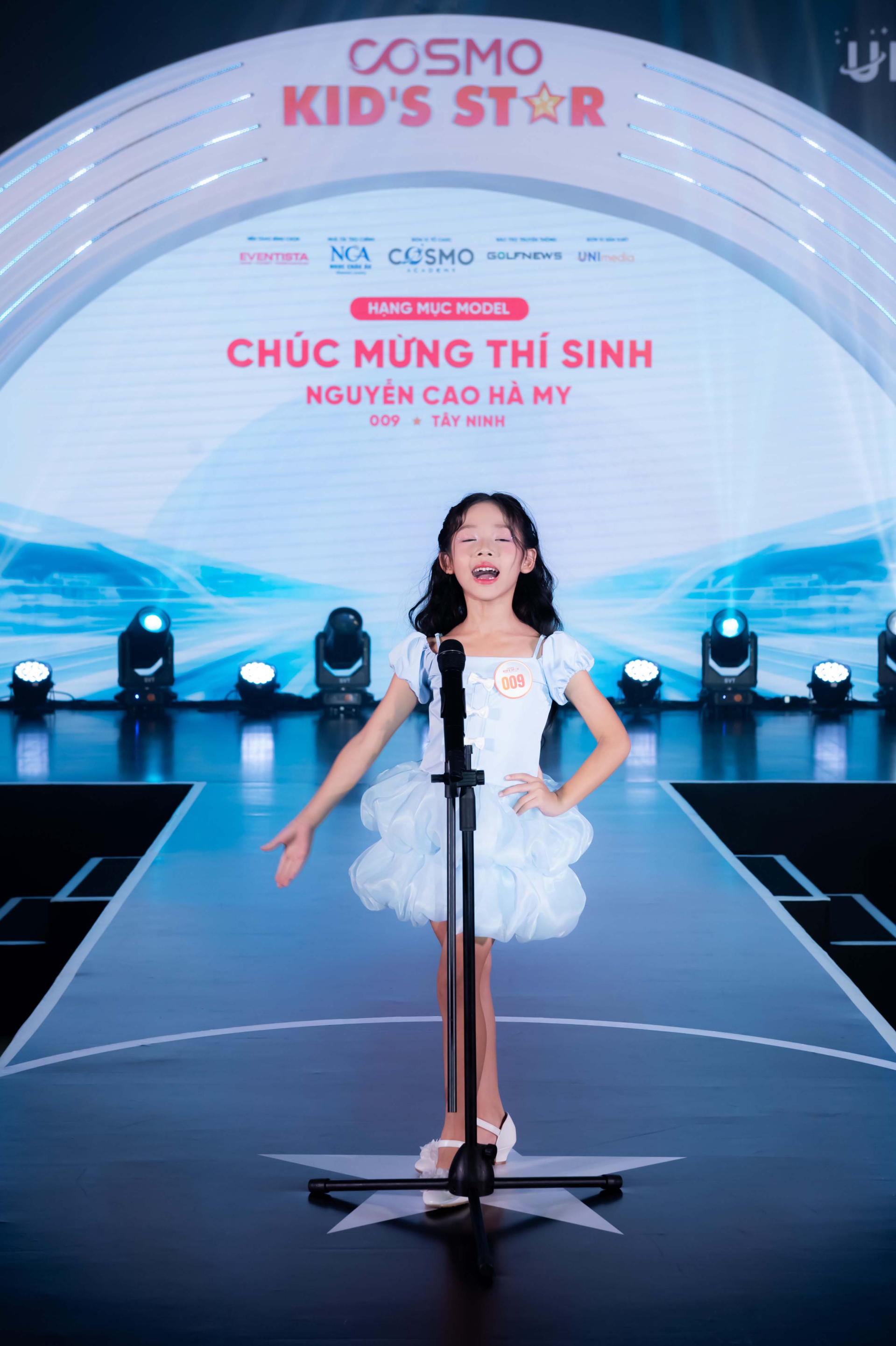 Miss Cosmo Tata và Á hậu Mook phấn khích trước màn hô tên của các thí sinh nhí tại chung kết “Cosmo Kid’s Star' - ảnh 6