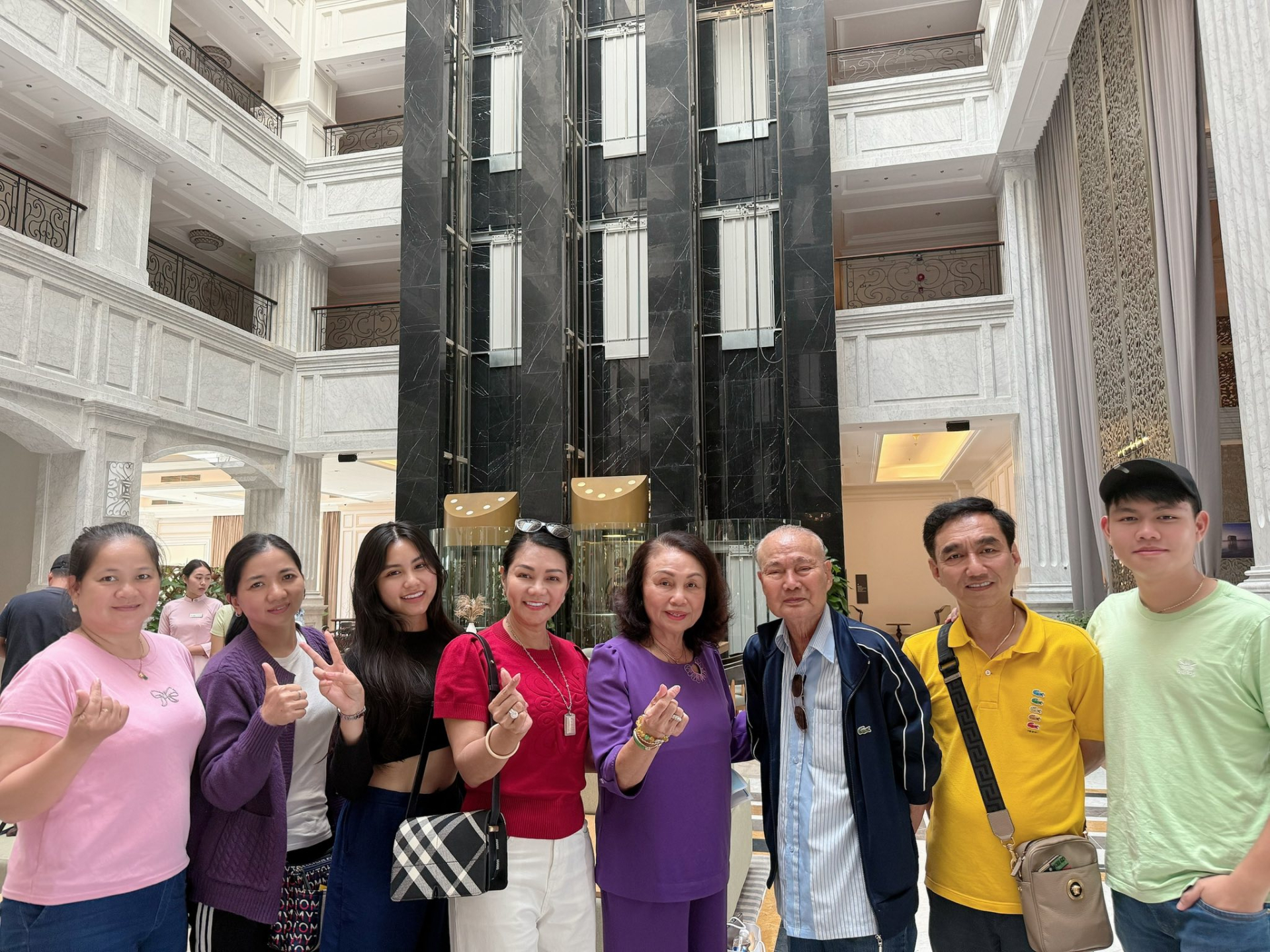 Hoa hậu hàng không Loan Vương hỗ trợ NSƯT Ngọc Huyền tìm lại điện thoại bị thất lạc - ảnh 1