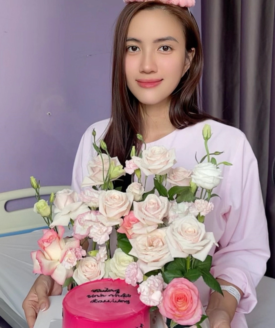 Cô đã trải qua một ca phẫu thuật kéo dài 6 tiếng và hiện sức khỏe đang dần hồi phục.