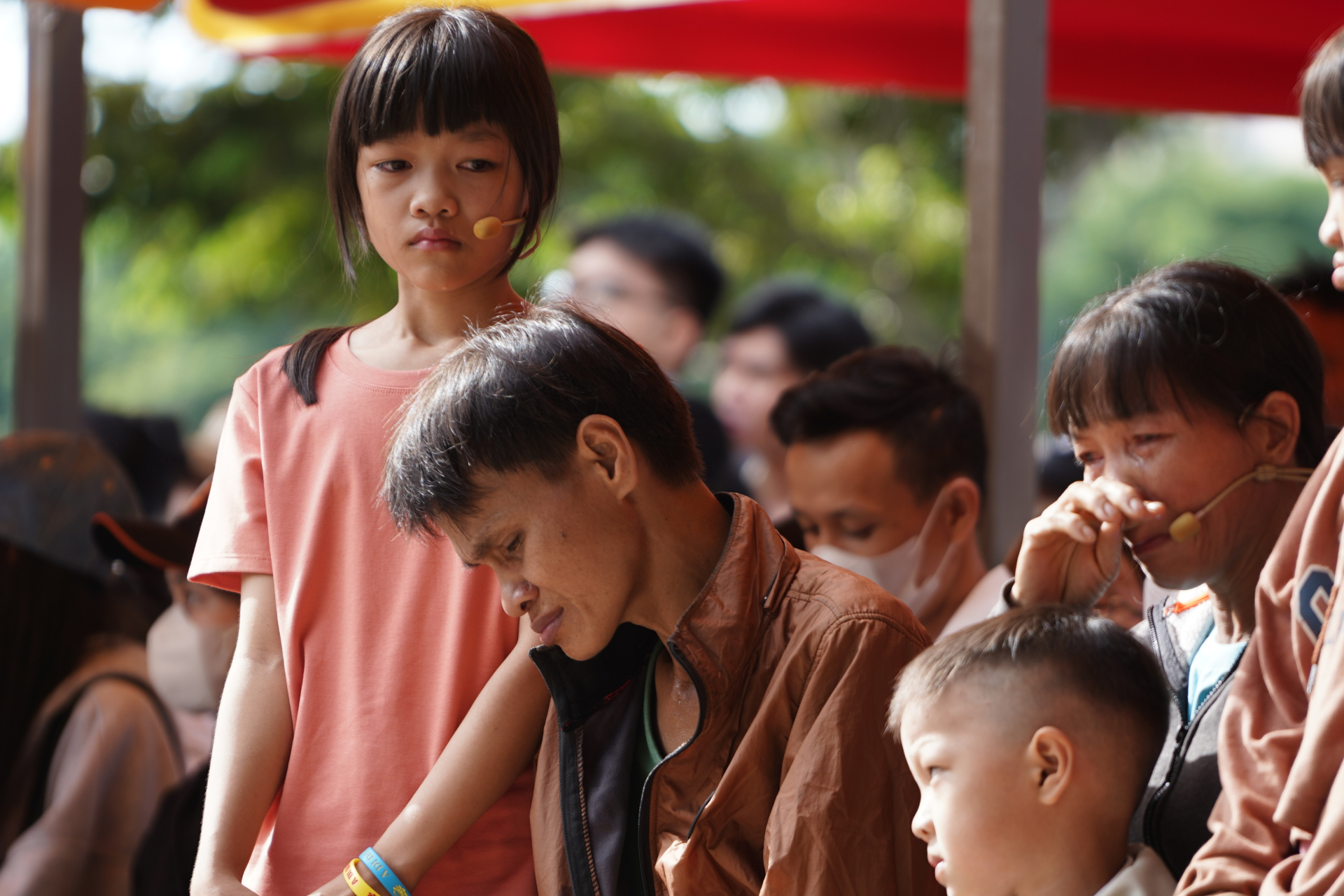 Huỳnh Lập, Tiến Linh trích tiền túi tặng các em nhỏ có hoàn cảnh khó khăn - ảnh 2