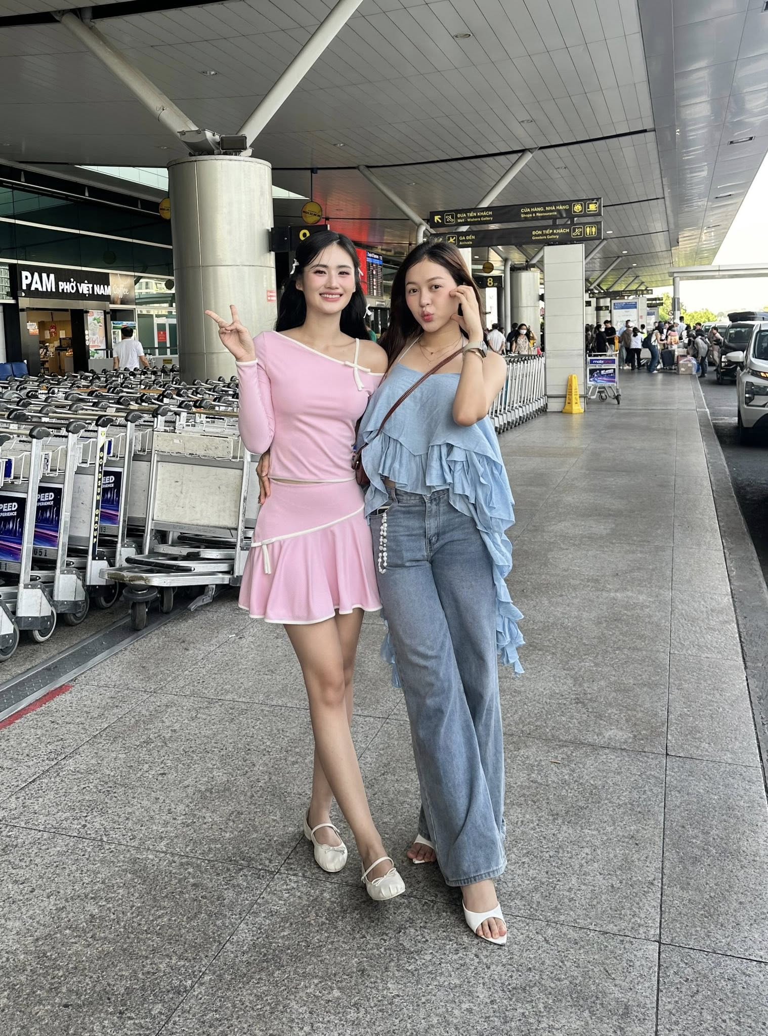 2 nàng hậu diện trang phục trẻ trung, khỏe khoắn