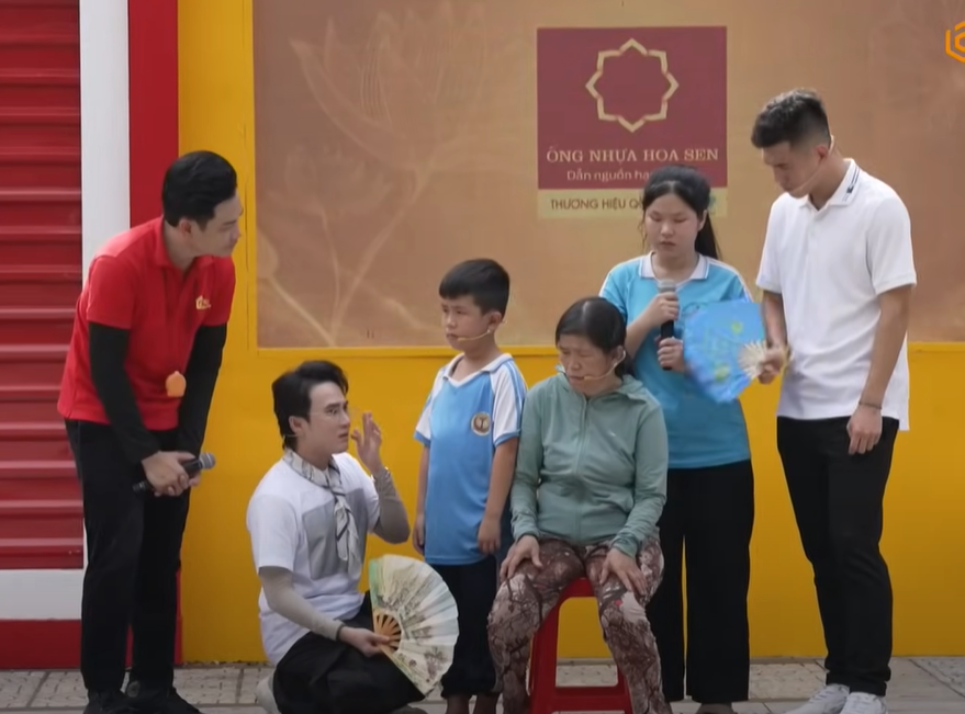 Huỳnh Lập, Tiến Linh trích tiền túi tặng các em nhỏ có hoàn cảnh khó khăn - ảnh 5