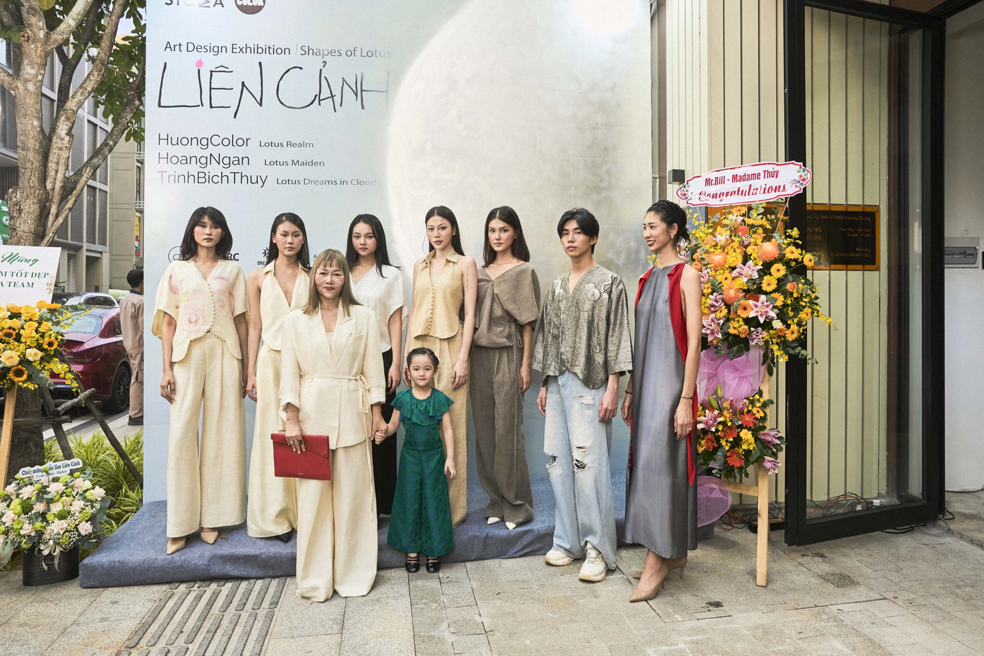 Á hậu Tường San xúc động khi đứng trước tác phẩm của mẹ tại triển lãm “Shapes of Lotus – Liên Cảnh” - ảnh 2